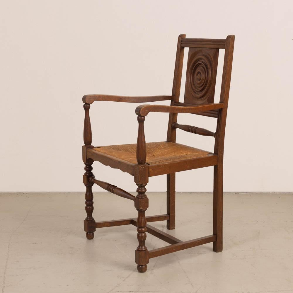 Splendida poltrona in legno intagliato di Charles Dudouyt, Francia, anni '40. Bellissimo dettaglio circolare intagliato sullo schienale in Wood e sulla seduta in tessuto. Intricati dettagli in legno intagliato su braccioli, gambe e struttura in