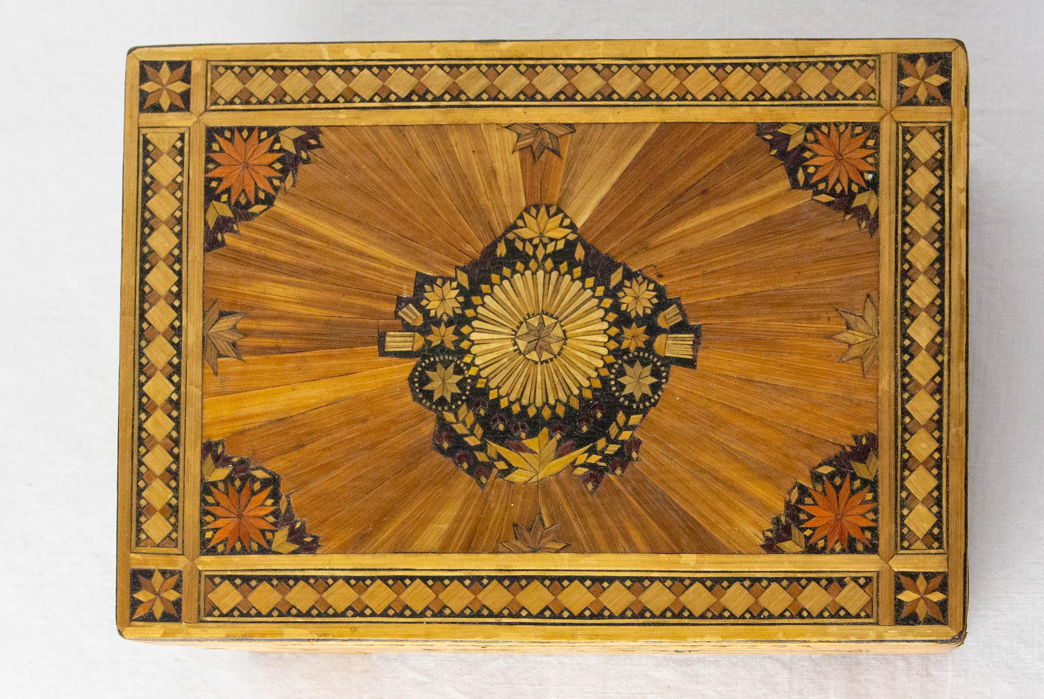 Français Boîte en bois français avec étoile en marqueterie, circa 1900 en vente