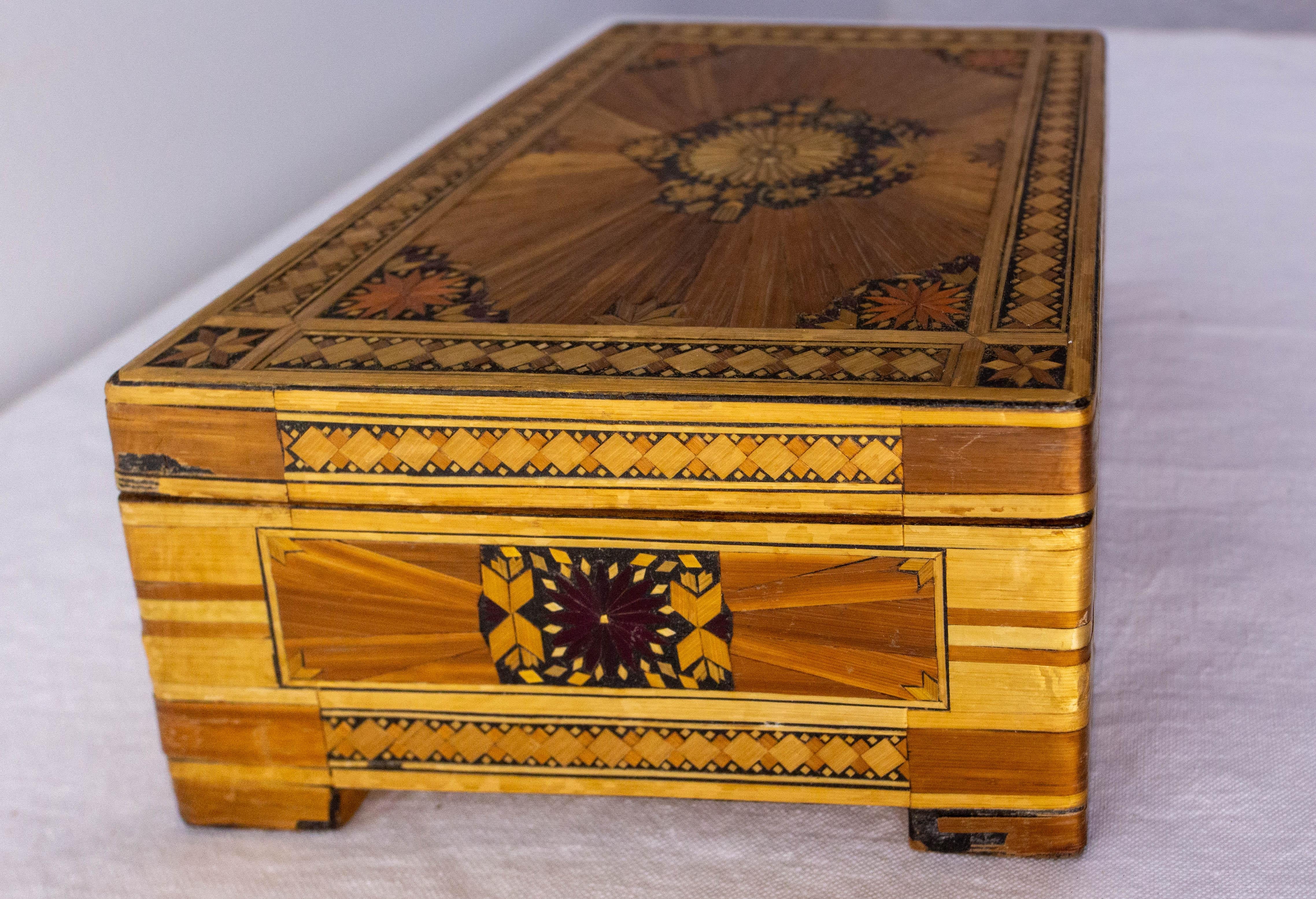 Marqueterie Boîte en bois français avec étoile en marqueterie, circa 1900 en vente