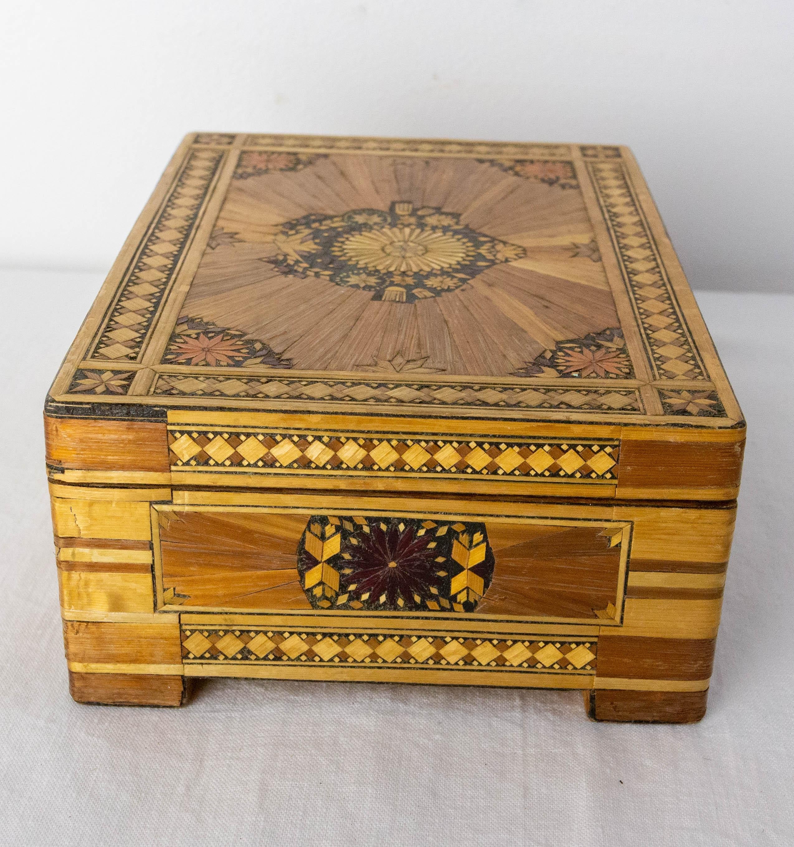 20ième siècle Boîte en bois français avec étoile en marqueterie, circa 1900 en vente