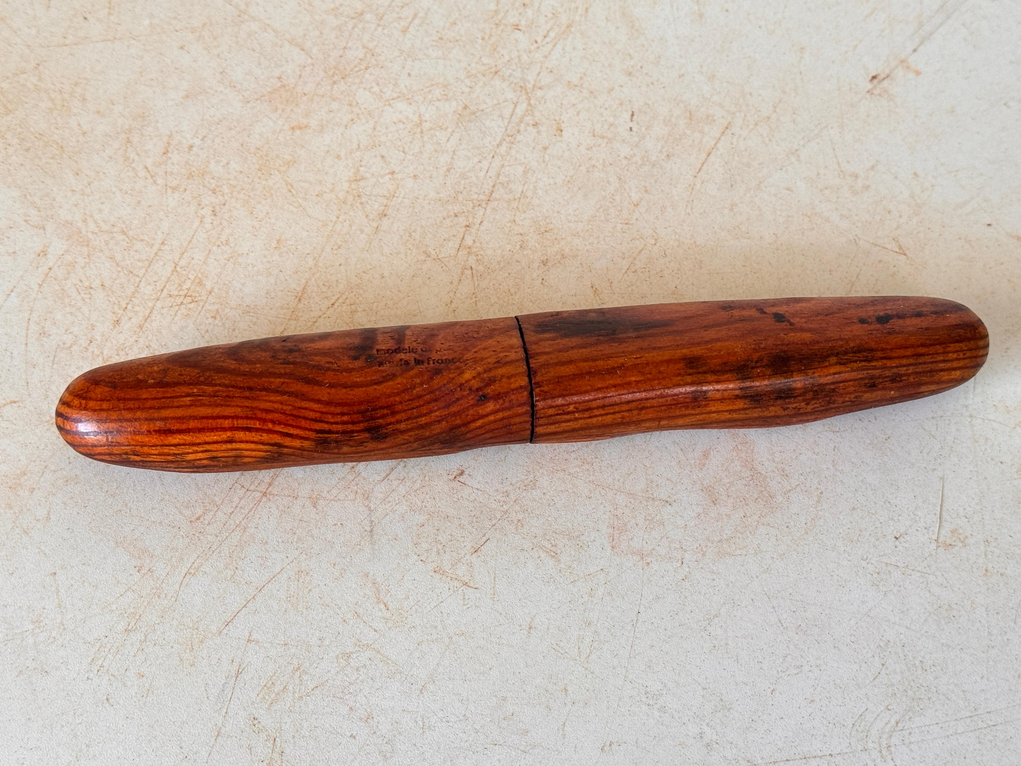 French Wood Bread Knife indide a bread-shaped scabbard brown Color 20th Century In Good Condition For Sale In Auribeau sur Siagne, FR
