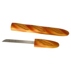 Couteau à pain en Wood Wood à l'intérieur d'un fourreau en forme de pain Couleur brune 20ème siècle