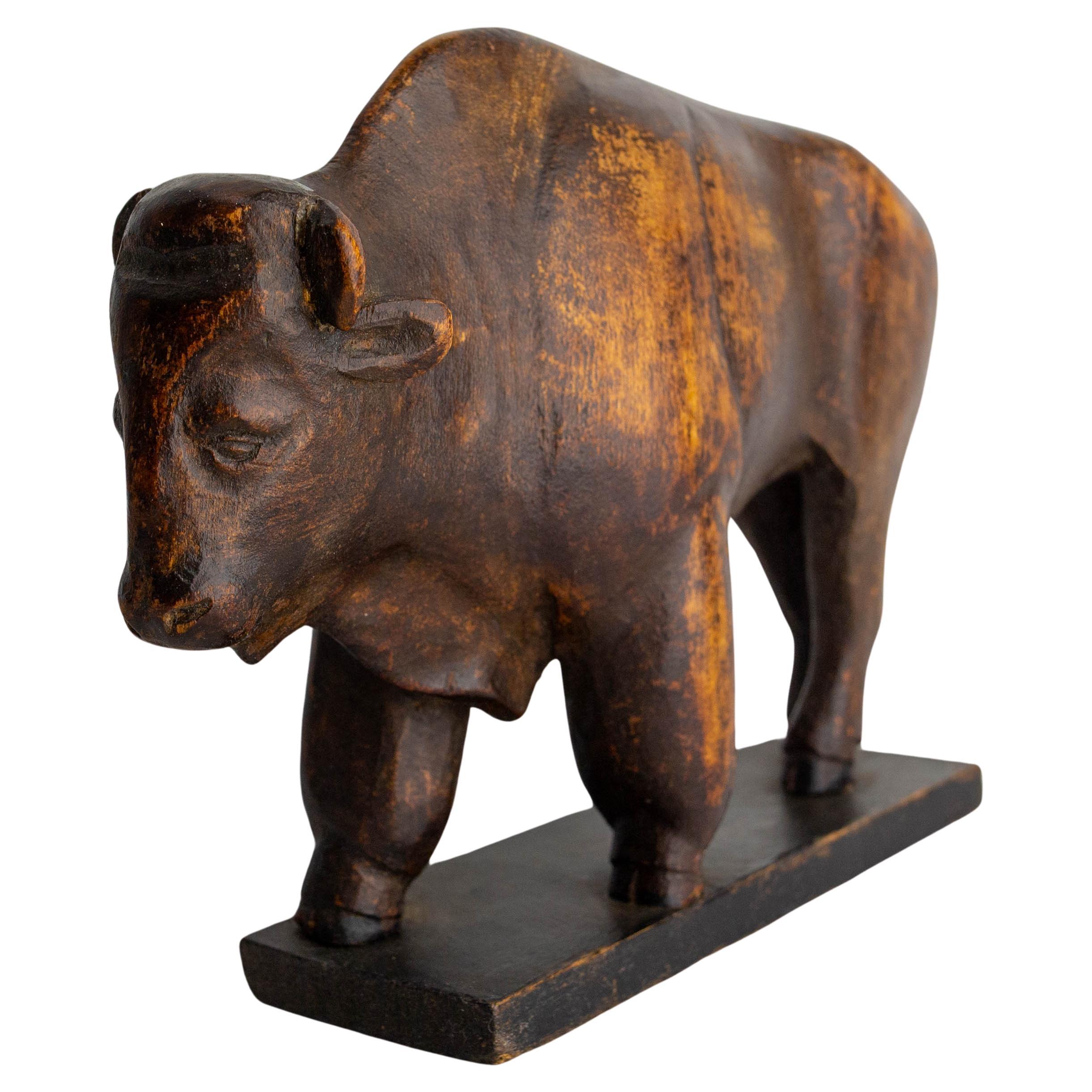 Estatuilla francesa de búfalo de madera circa 1940
