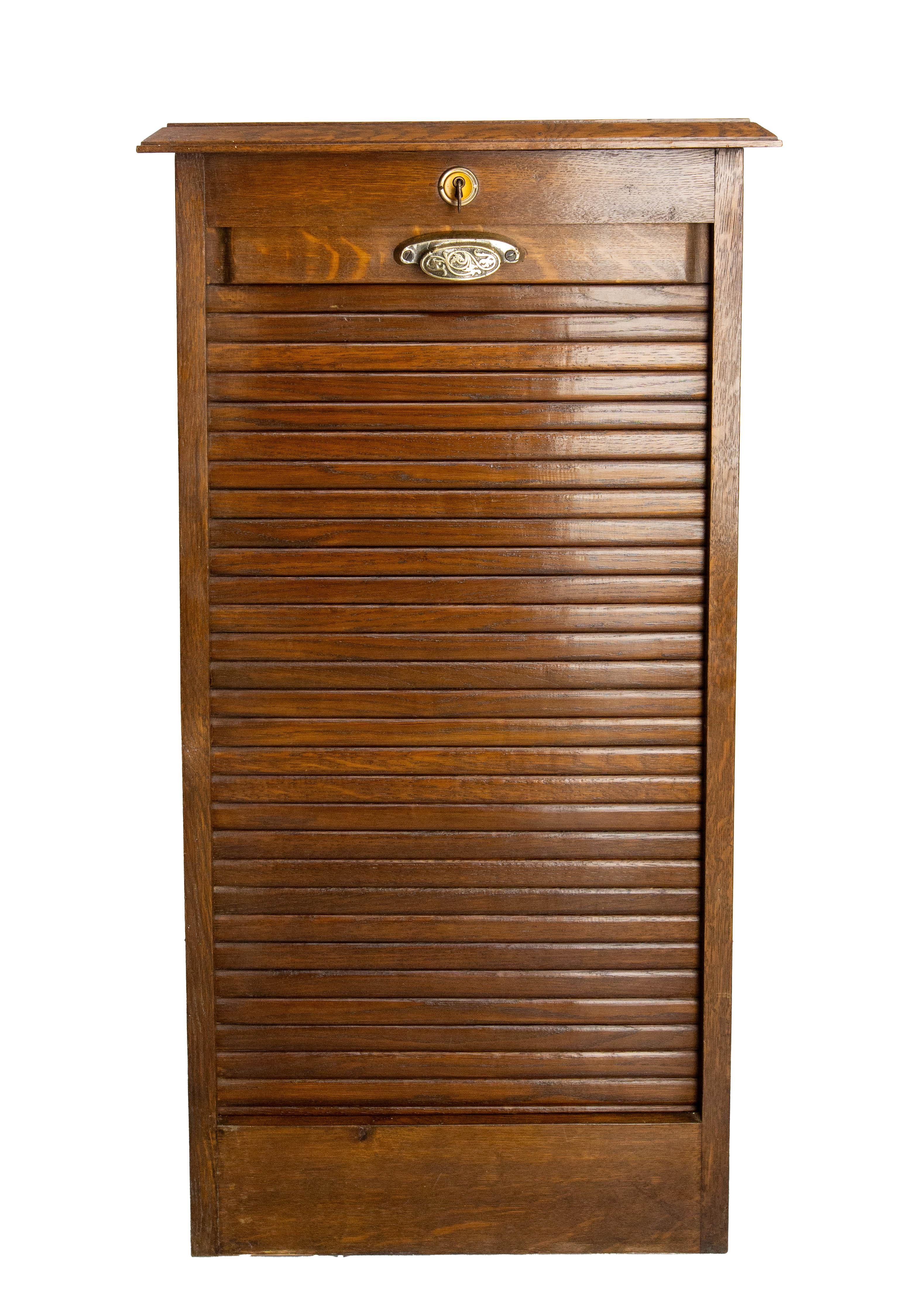Armadio con porta a rullo o porta a tamburo con apertura a rullo. Tutti i ripiani sono regolabili in altezza.
Buone condizioni d'epoca.

Spedizione: 
47 / 43 / 91 cm 16 kg