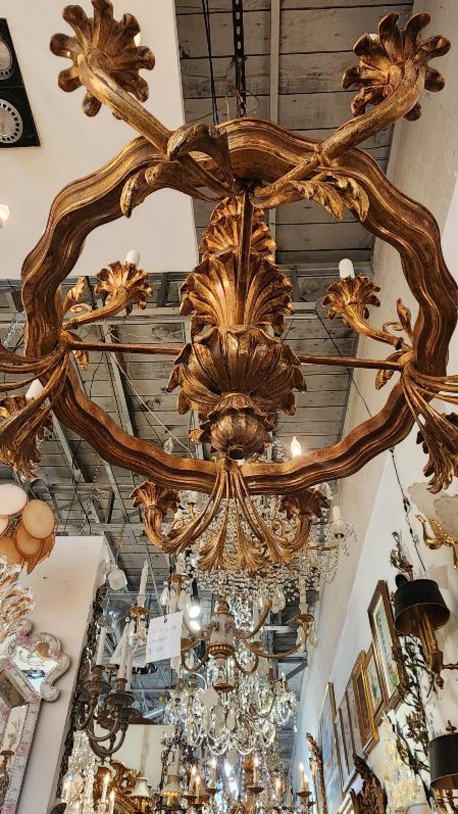 Este anuncio contiene un candelabro de madera dorada y metal de 12 luces que probablemente se originó en el siglo XIX en Francia. Este candelabro fue meticulosamente tallado a mano y dorado, que es un proceso que incluye piezas de madera a las que