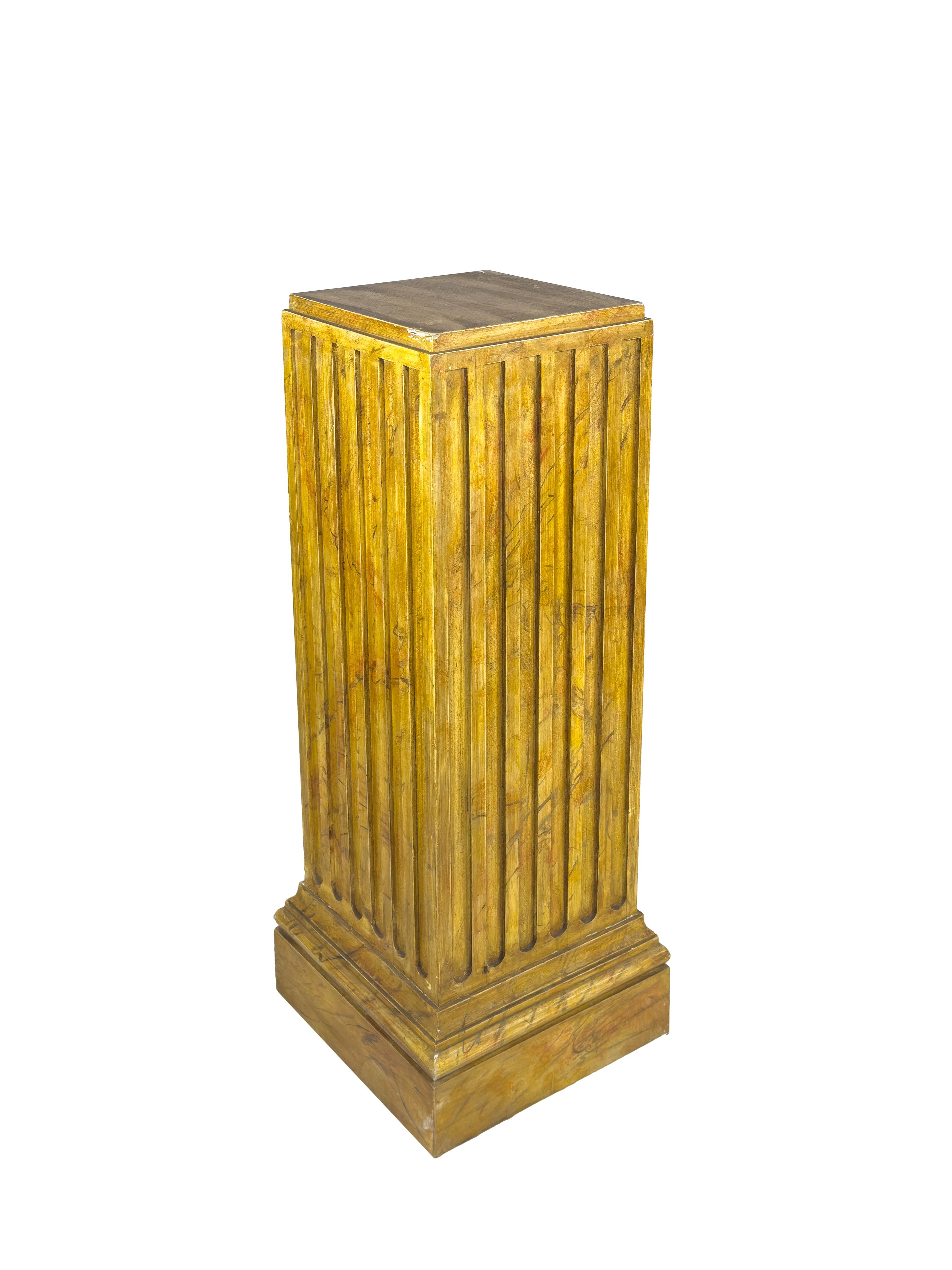 Elegante neoklassizistische Säule aus dem 20. Jahrhundert mit marmorierter Holzoberfläche. Ideal, um jedem Raum einen klassischen Touch zu verleihen. Die Säule hat ein kanneliertes Design und eine quadratische Form, mit Abmessungen, die sie