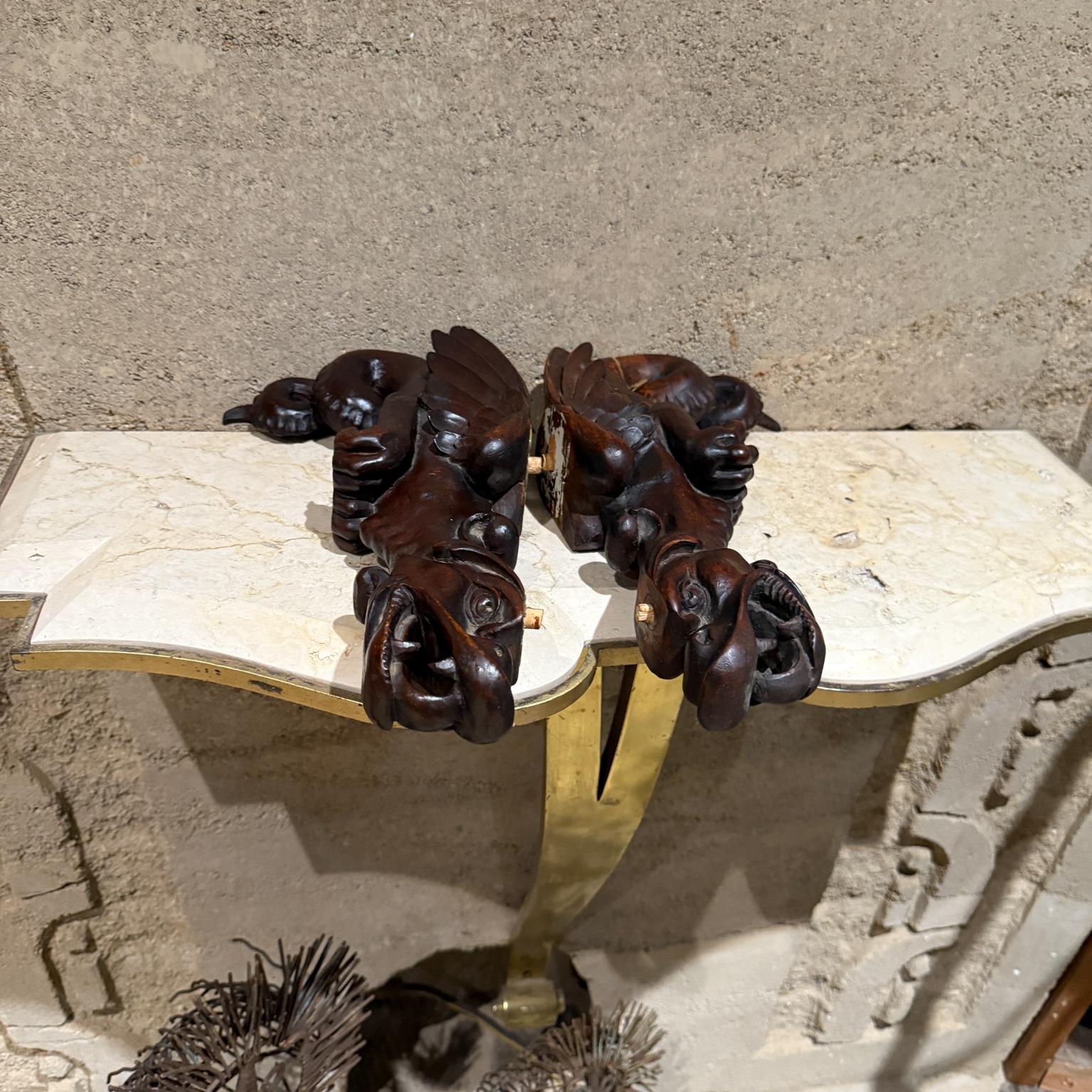 Für Ihre Überlegung, ein Paar (2)  aus Holz  Konsolen (Regalstützen). Geschnitzte Greifen - Drachen - Wasserspeier Figuren . Wunderschönes architektonisch gerettetes Dekor.
Das Holz scheint Mahagoni oder ein anderes Holz mit Mahagoni-Finish zu sein.