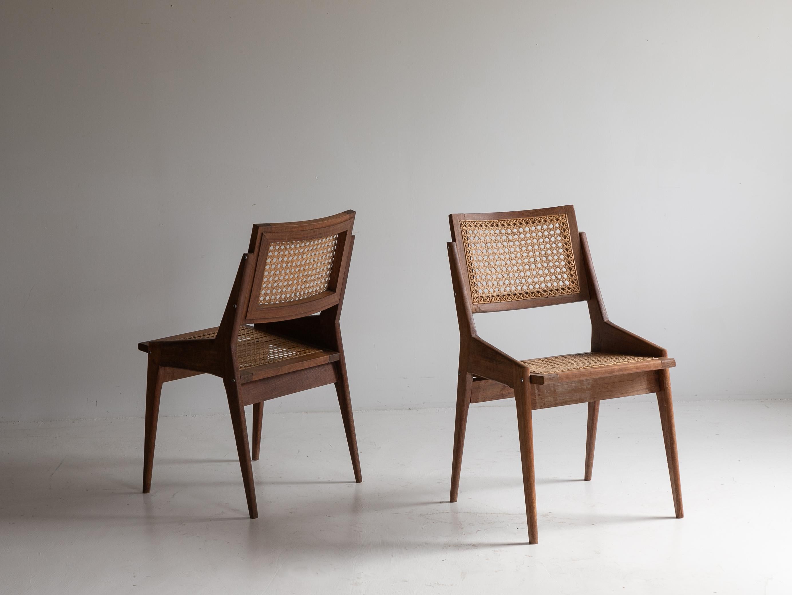 This dining chair was designed around 1960 by an unknown French designer. Compared to antique furniture from the previous century, it is characterized by a design that eliminates excessive ornamentation and pursues simplicity. Nonetheless, this