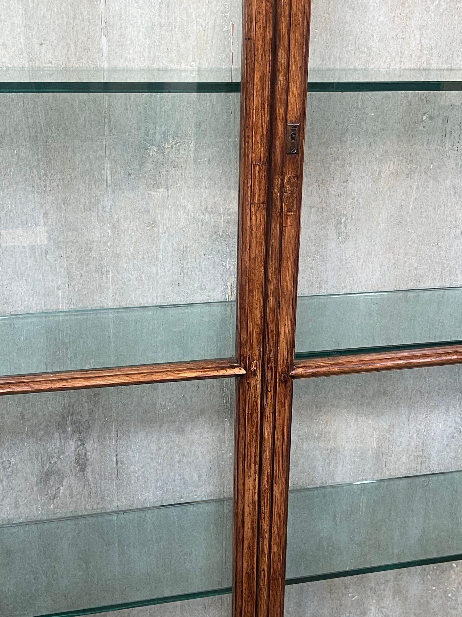 Französisch Holz & Glas Vitrine, 20. Jahrhundert. im Angebot 6