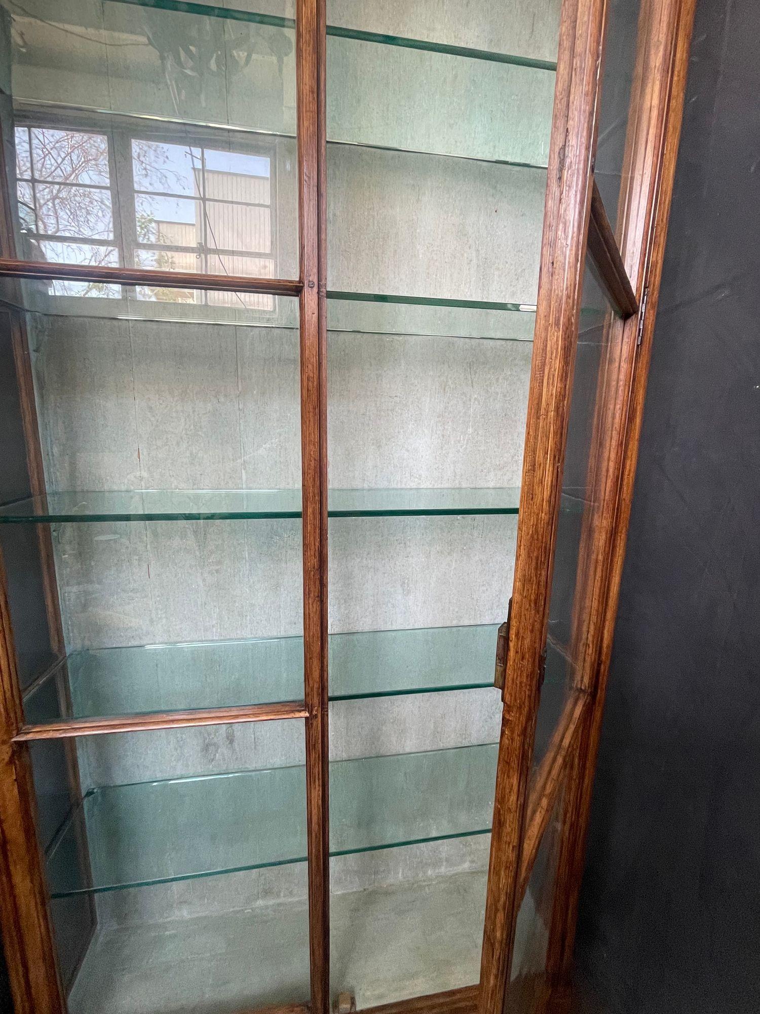 Französisch Holz & Glas Vitrine, 20. Jahrhundert. im Zustand „Gut“ im Angebot in Los Angeles, CA