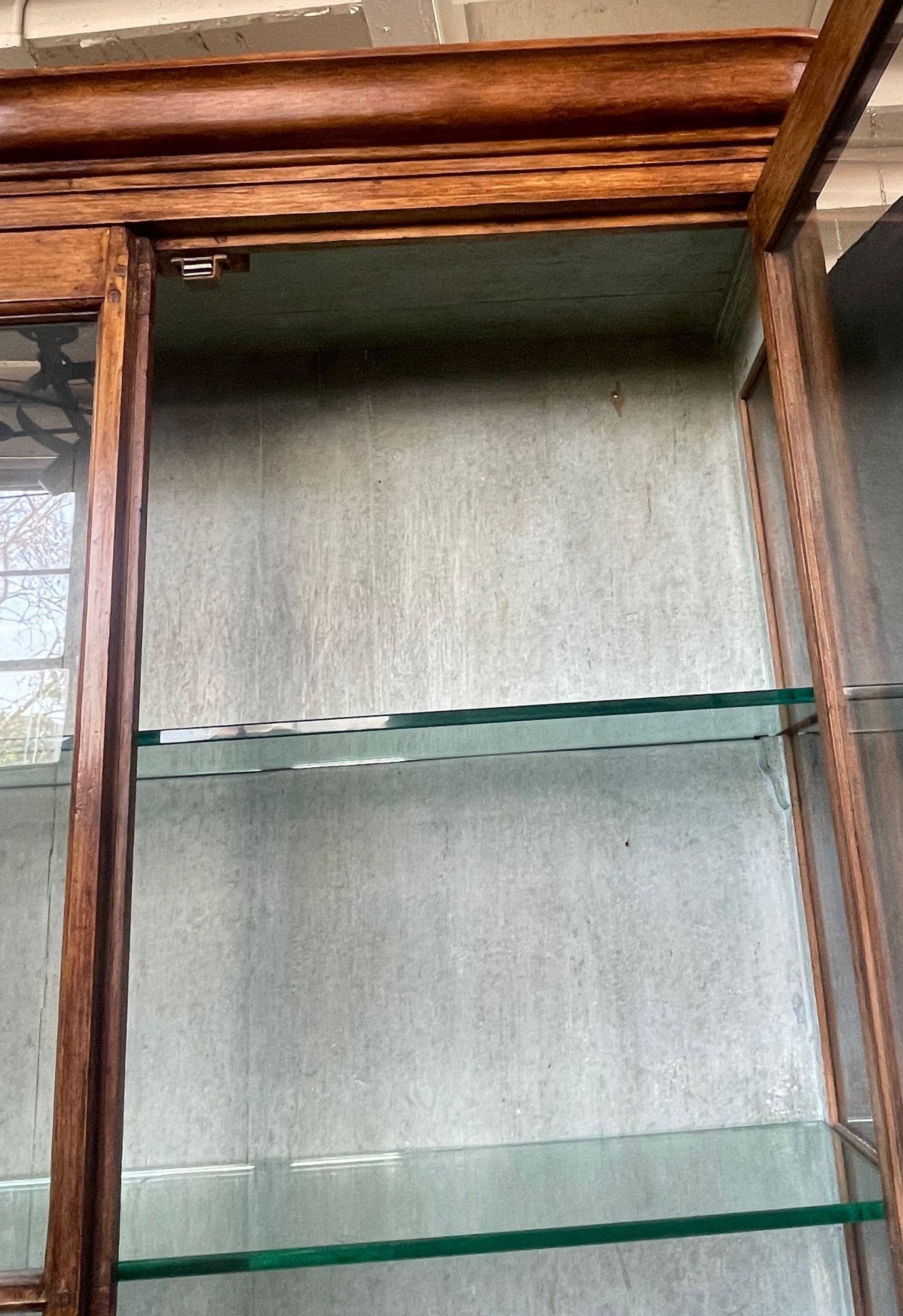 Französisch Holz & Glas Vitrine, 20. Jahrhundert. (Mitte des 20. Jahrhunderts) im Angebot