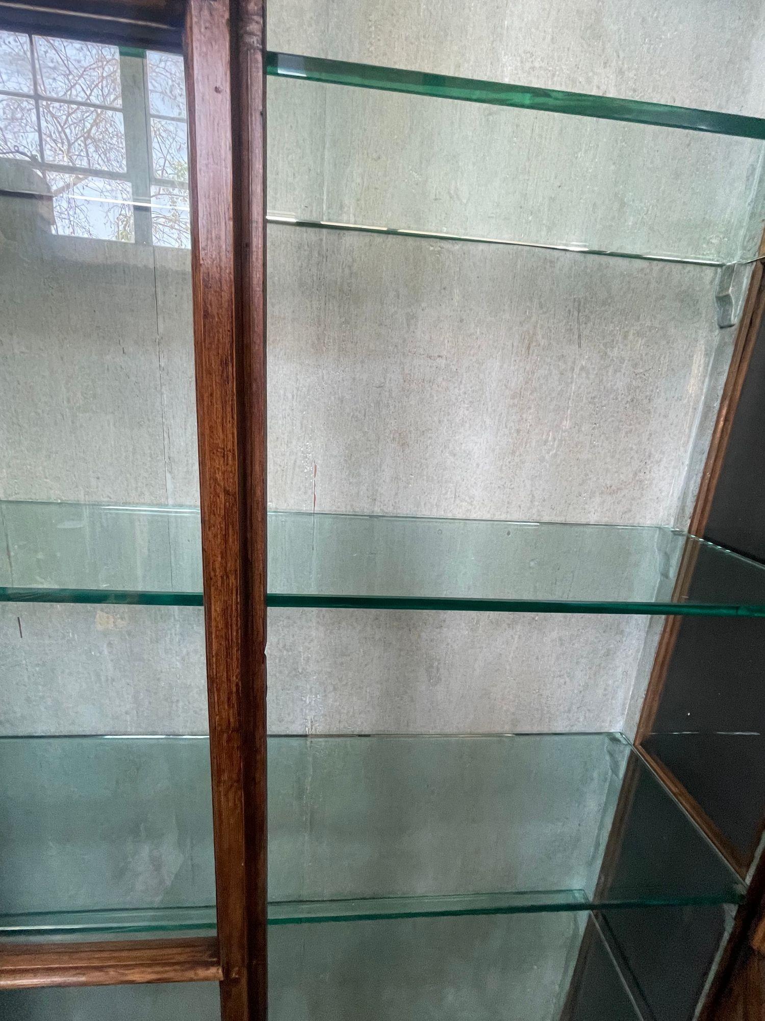 Französisch Holz & Glas Vitrine, 20. Jahrhundert. im Angebot 2