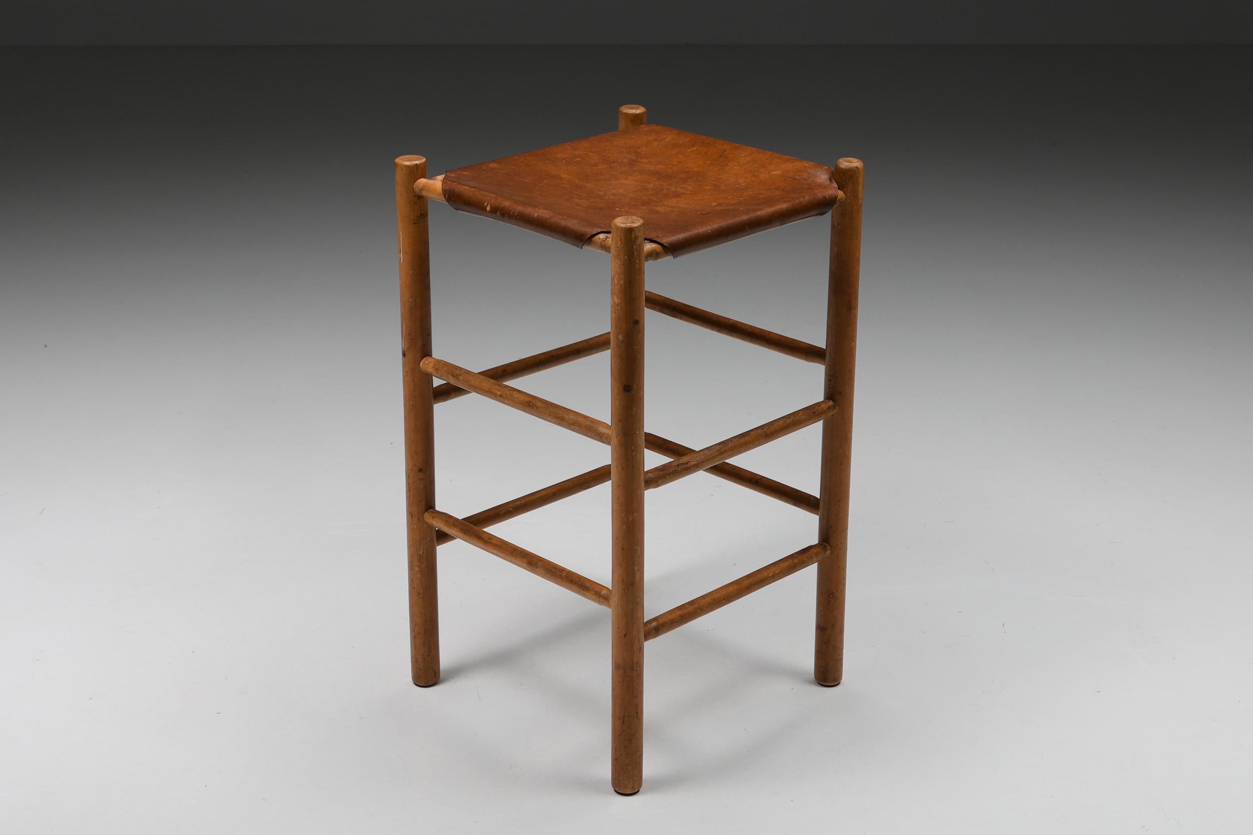 Mid-Century moderno Sgabello da bar francese in legno e pelle, metà del secolo scorso, artigianato, anni '50 in vendita