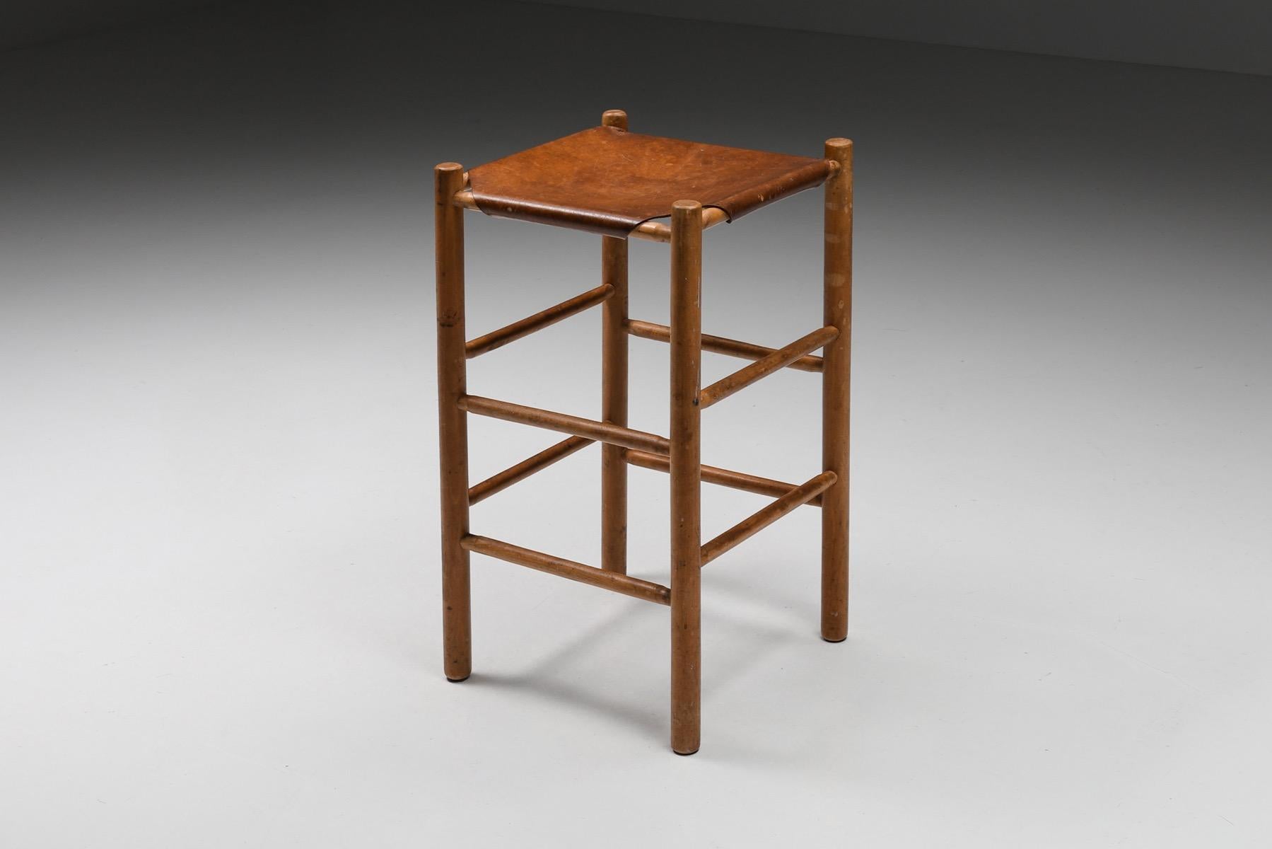 Sgabello da bar francese in legno e pelle, metà del secolo scorso, artigianato, anni '50 in vendita 2