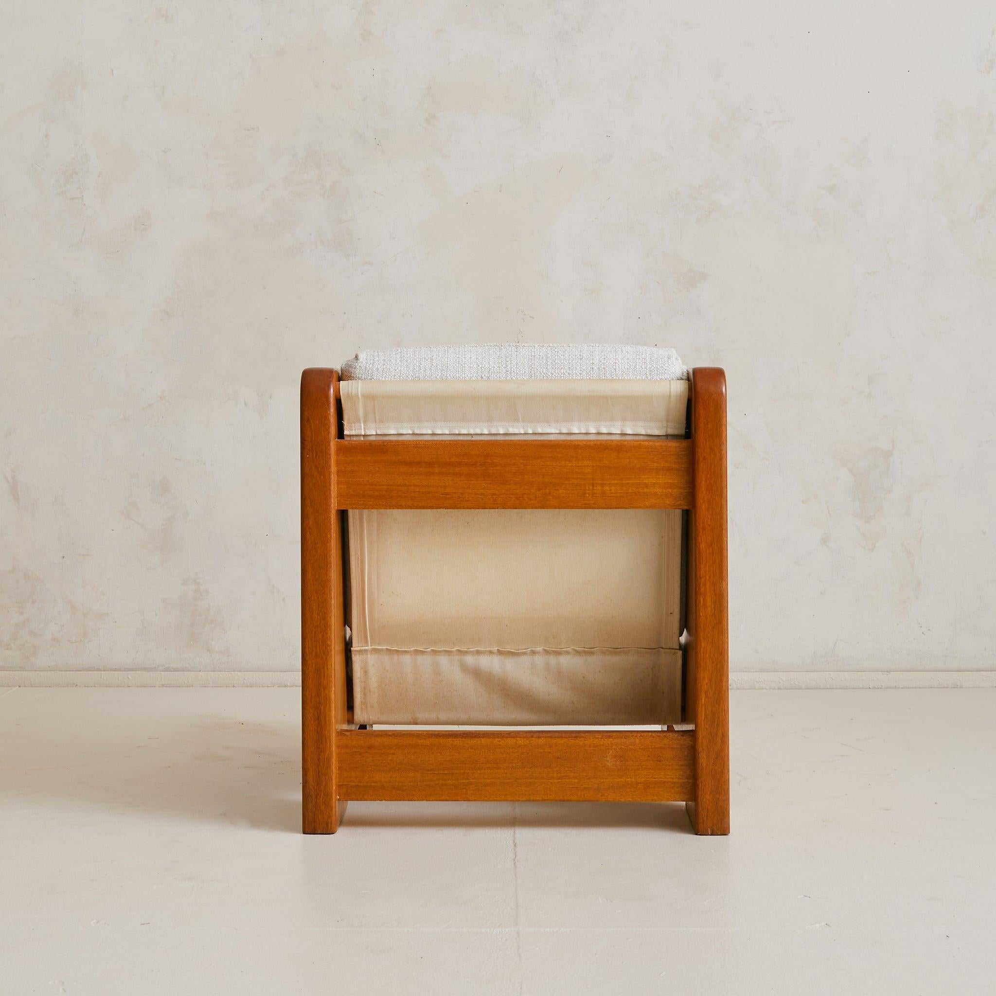French Wood Lounge Chair in Ivory Mottled Bouclé, 1970s - 2 Available Bon état - En vente à Chicago, IL