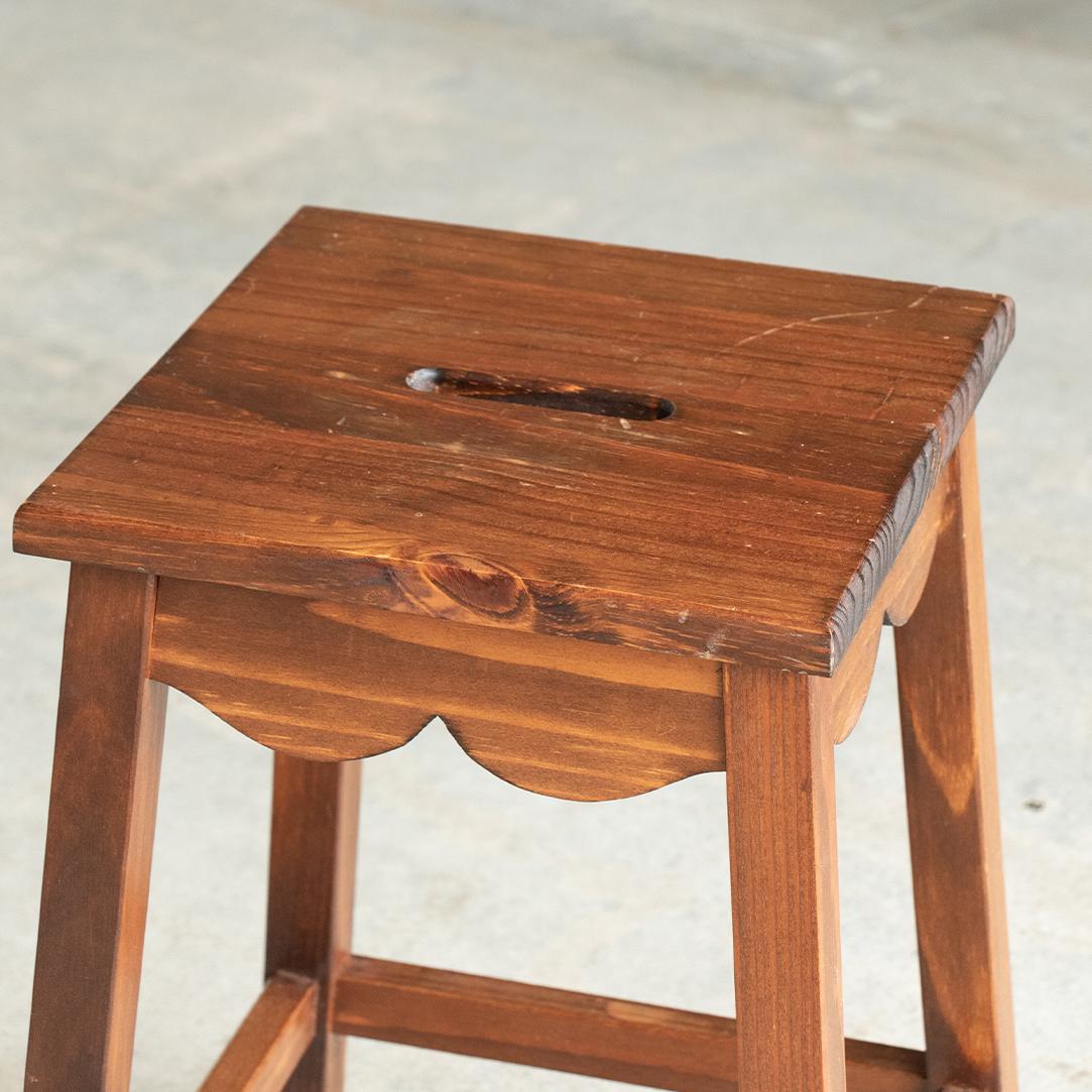 French Wood Scalloped Stool In Good Condition In Los Angeles, CA