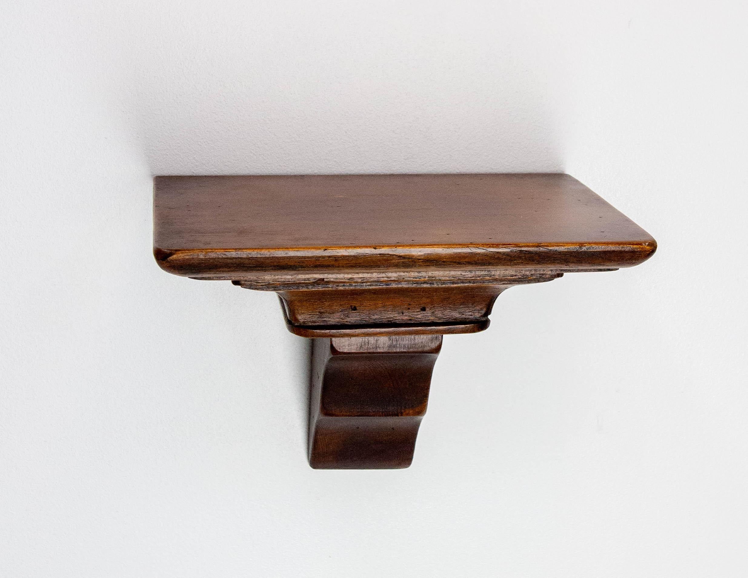 This Little Pedestal Shelf can hold a statuette, a plant or a lamp. It was made in the middle of the 20th century.
Oak 
Good condition.

Shipping:
18.5 / 20 / 28 cm 1.5 kg.