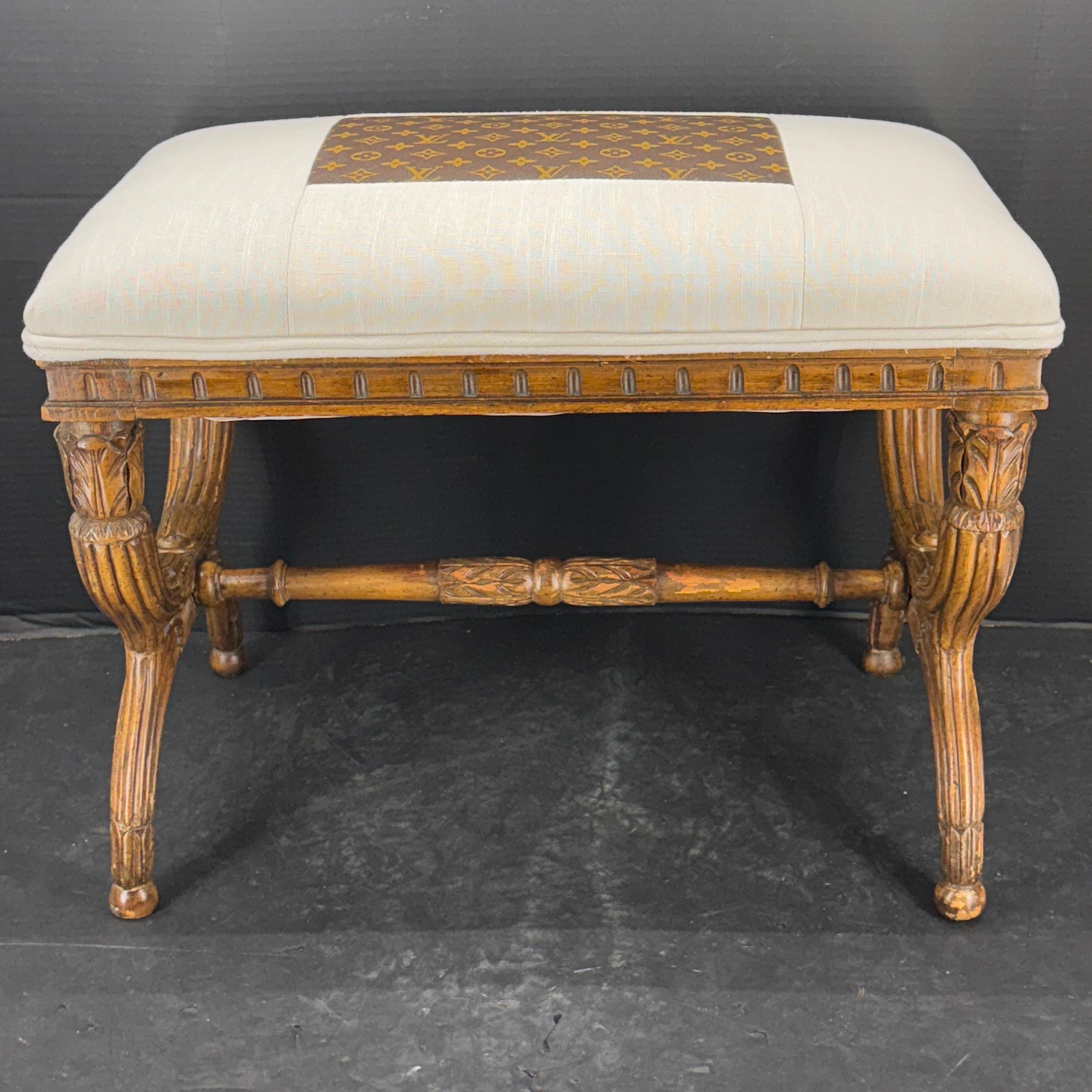 Hockerbank aus Holz, gepolstert mit Louis Vuitton-Monogramm-Stoff (Louis XVI.) im Angebot
