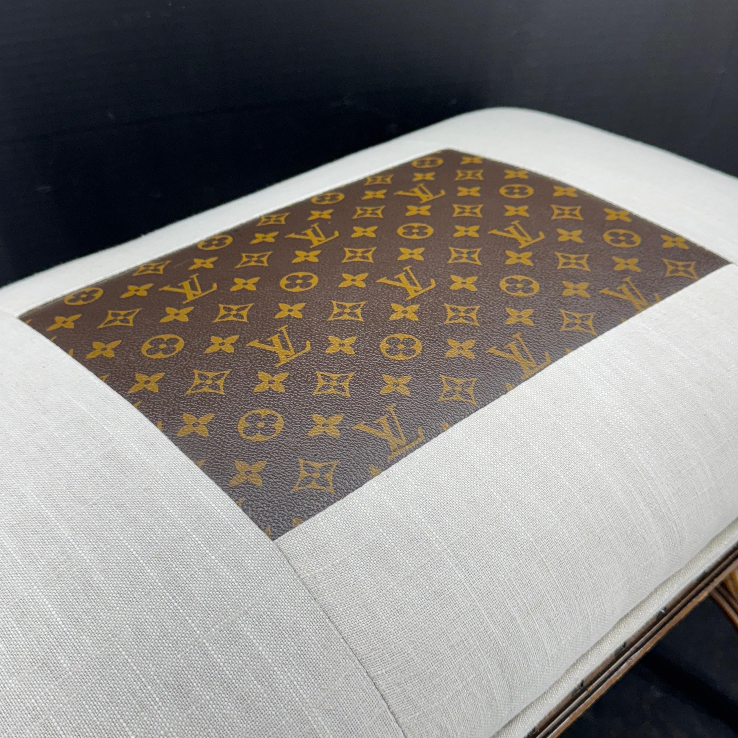 Hockerbank aus Holz, gepolstert mit Louis Vuitton-Monogramm-Stoff (Französisch) im Angebot