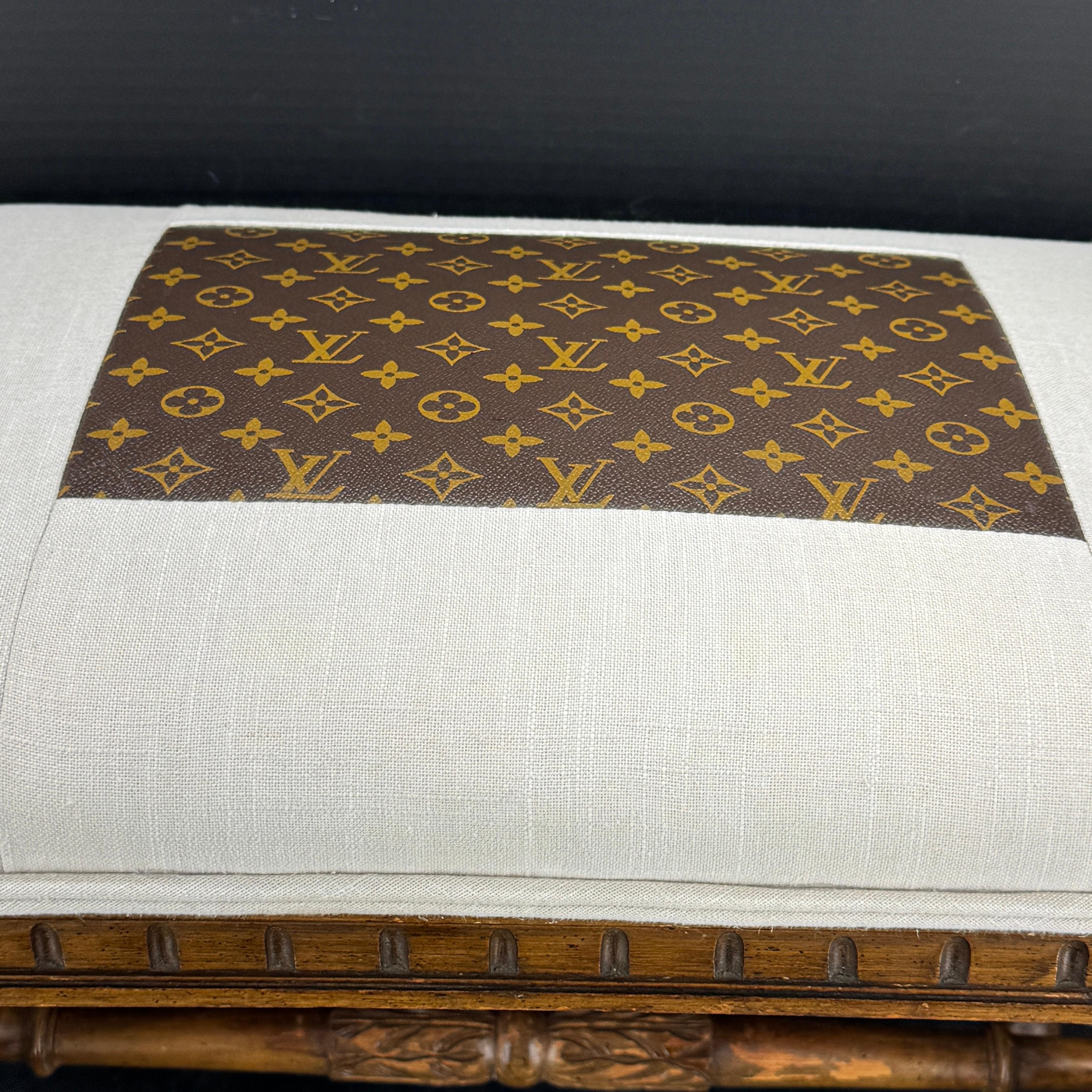 Hockerbank aus Holz, gepolstert mit Louis Vuitton-Monogramm-Stoff (Handgefertigt) im Angebot