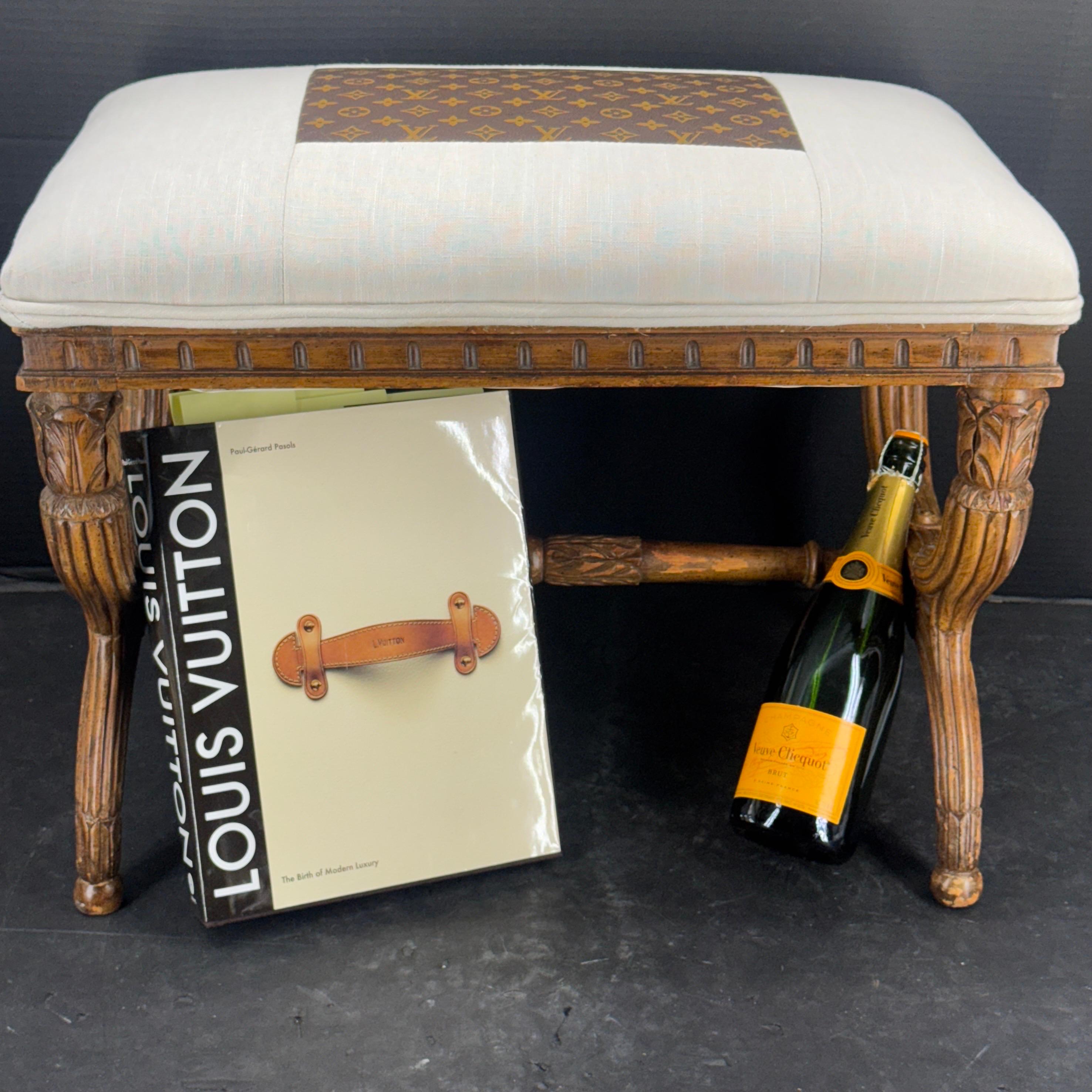 Hockerbank aus Holz, gepolstert mit Louis Vuitton-Monogramm-Stoff im Zustand „Gut“ im Angebot in Haddonfield, NJ