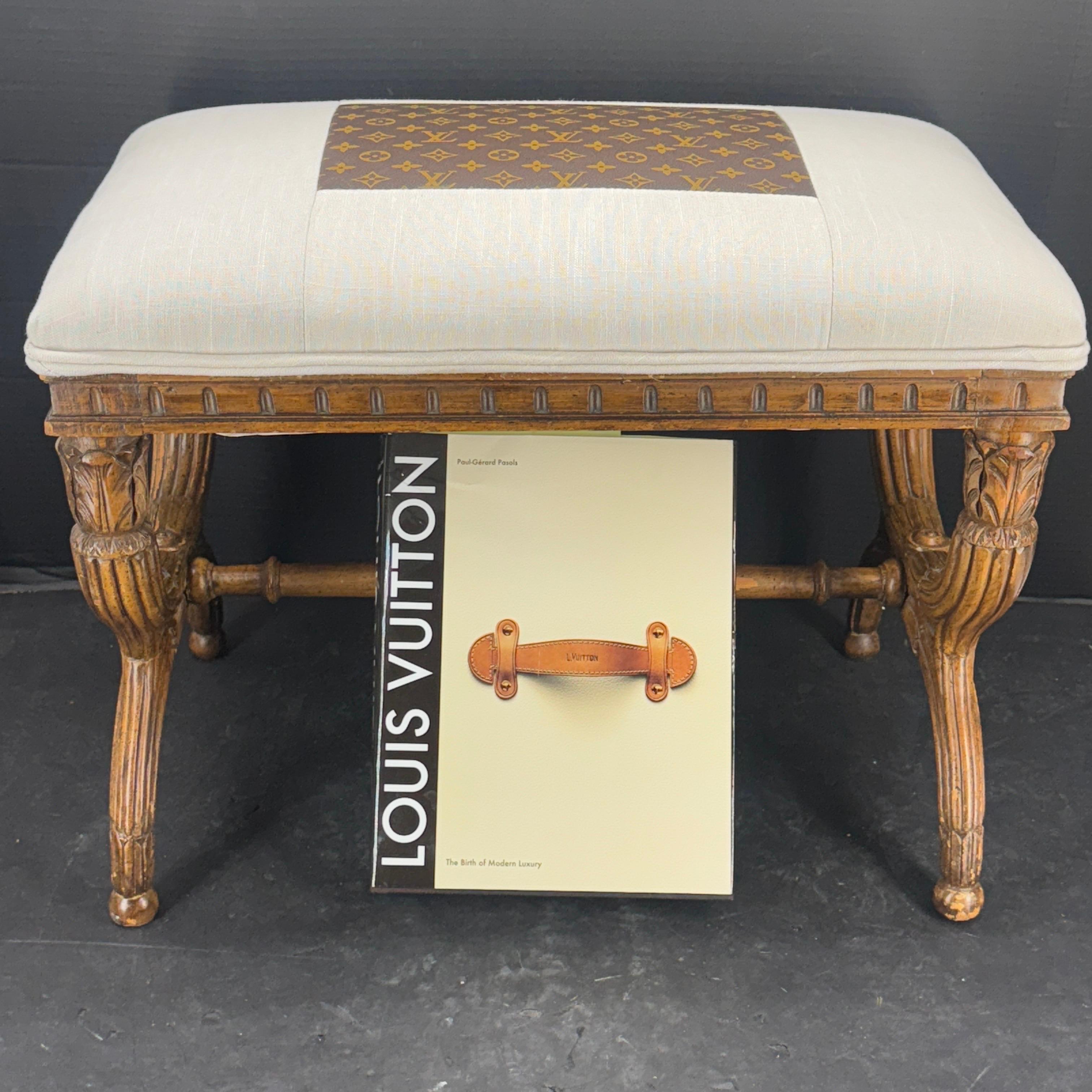 Hockerbank aus Holz, gepolstert mit Louis Vuitton-Monogramm-Stoff (19. Jahrhundert) im Angebot