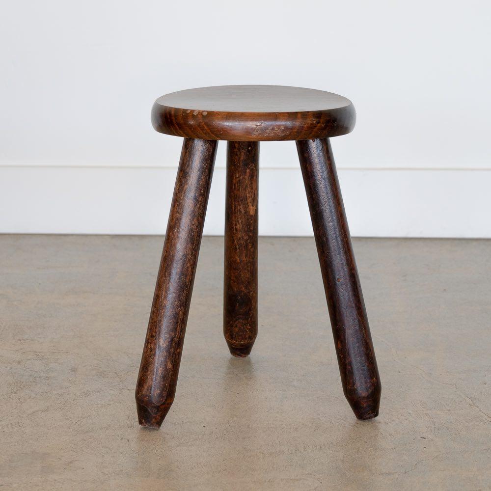 Tabouret vintage en bois avec plateau circulaire et pieds en bois lisse provenant de France. La finition d'origine est très ancienne et patinée. Peut être utilisé comme tabouret ou comme table d'appoint à côté des chaises. 


