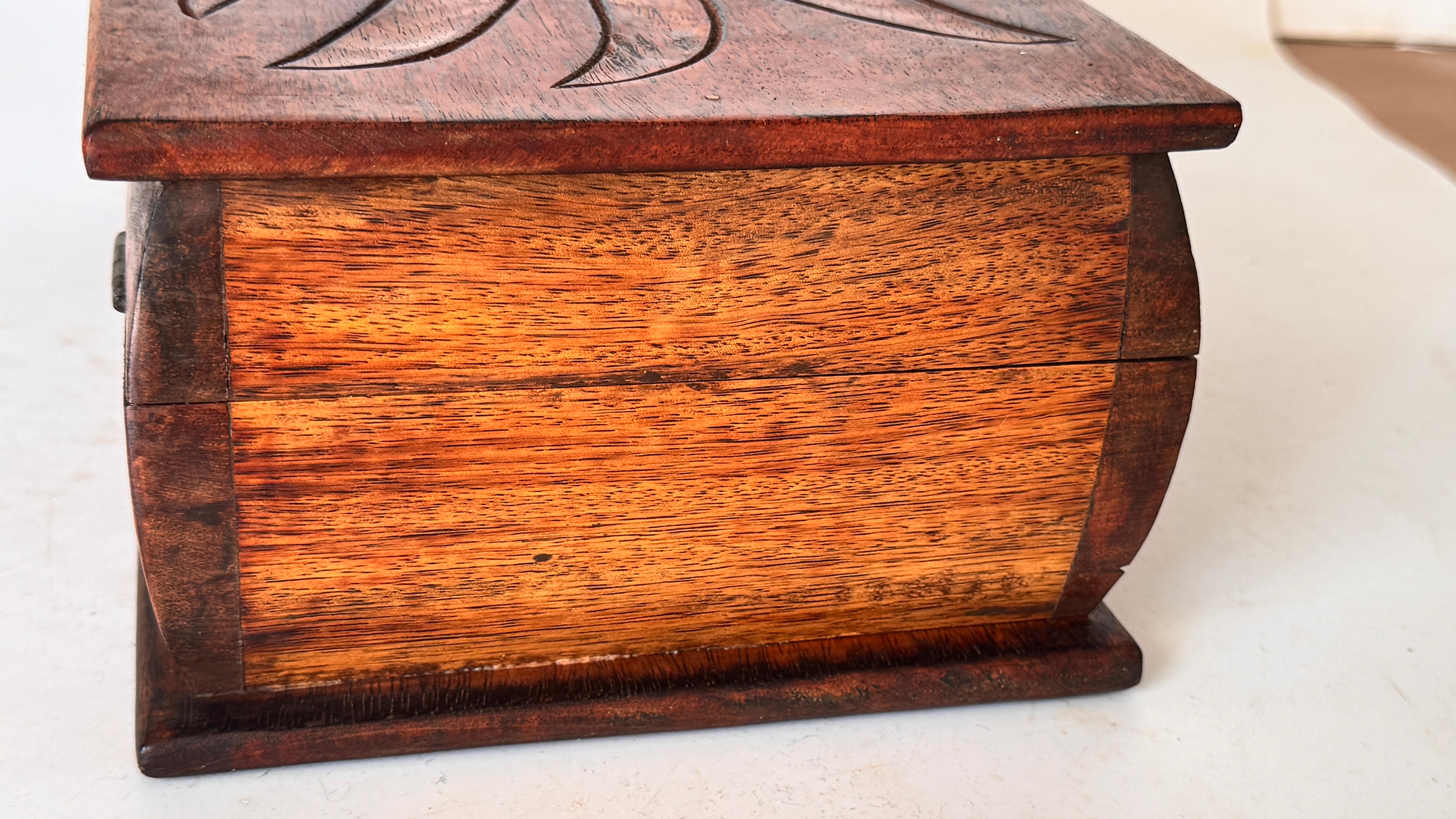 French Wooden Box with Ceramic Inlay – Geometric Floral Motif – Circa 1950 For Sale 6
