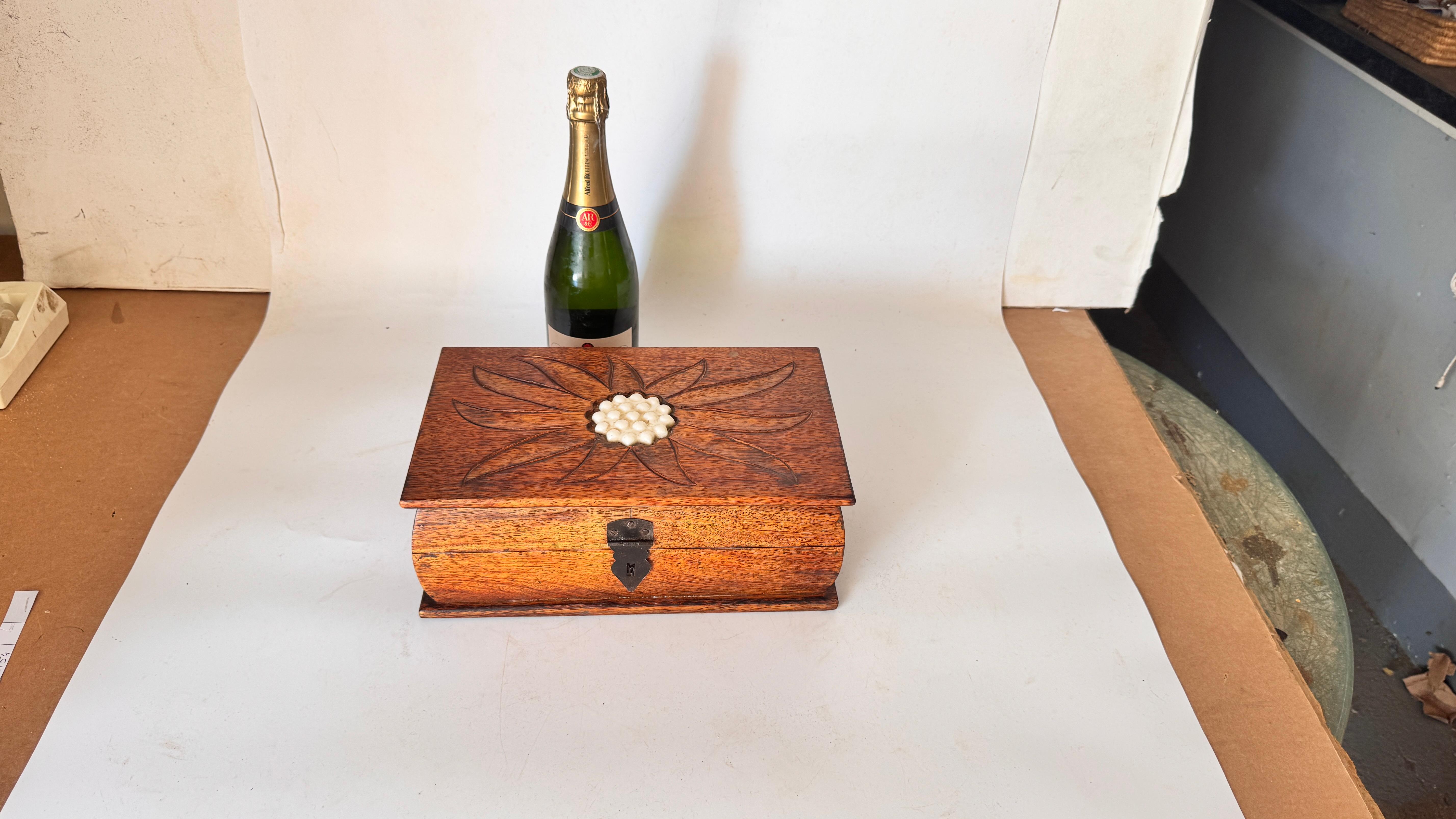 French Wooden Box with Ceramic Inlay – Geometric Floral Motif – Circa 1950

Description:
This is a decorative wooden box made in France around 1950. The lid features a refined geometric floral motif, with sculpted wood petals surrounding a central