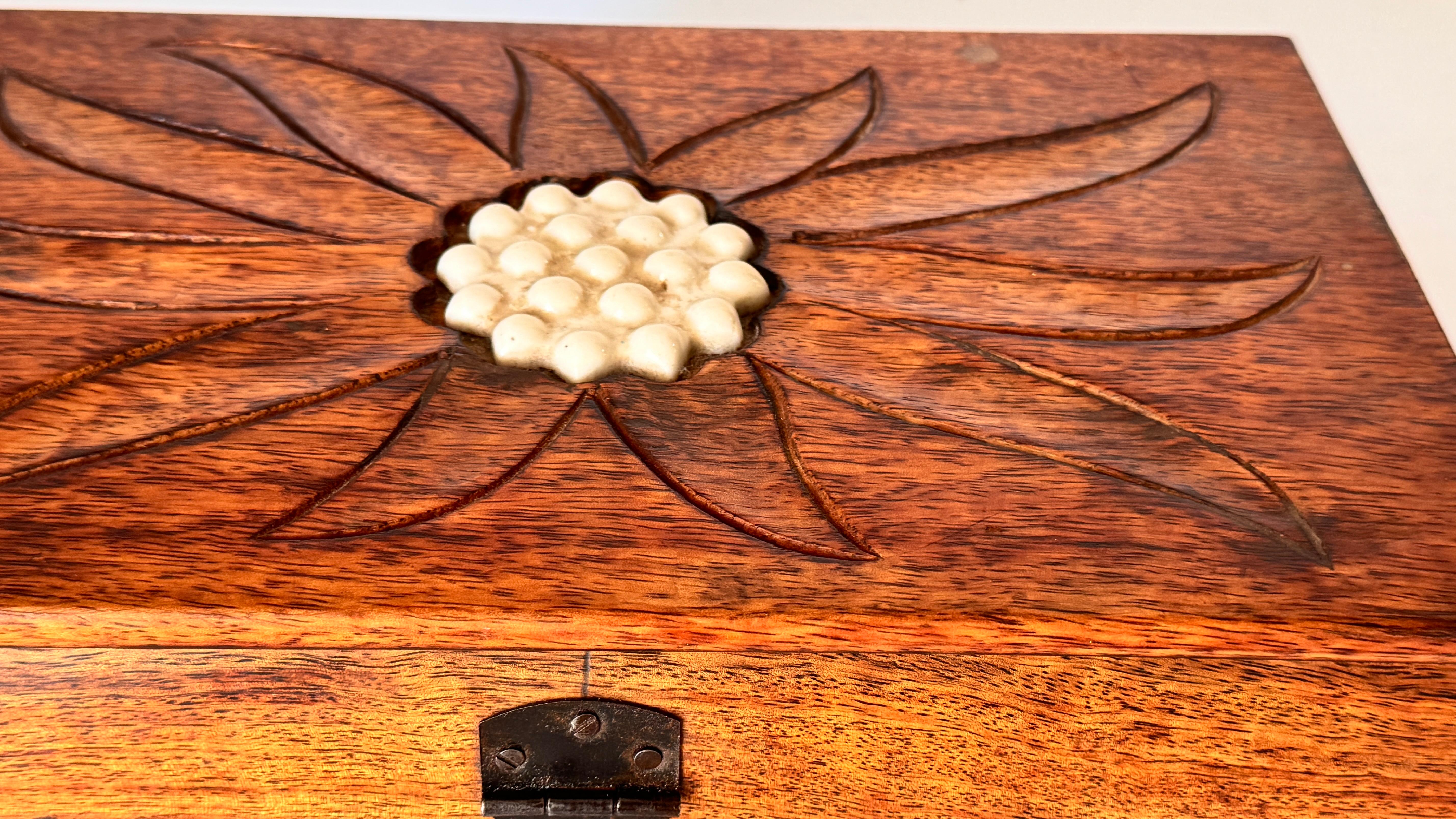 French Wooden Box with Ceramic Inlay – Geometric Floral Motif – Circa 1950 In Good Condition For Sale In Auribeau sur Siagne, FR
