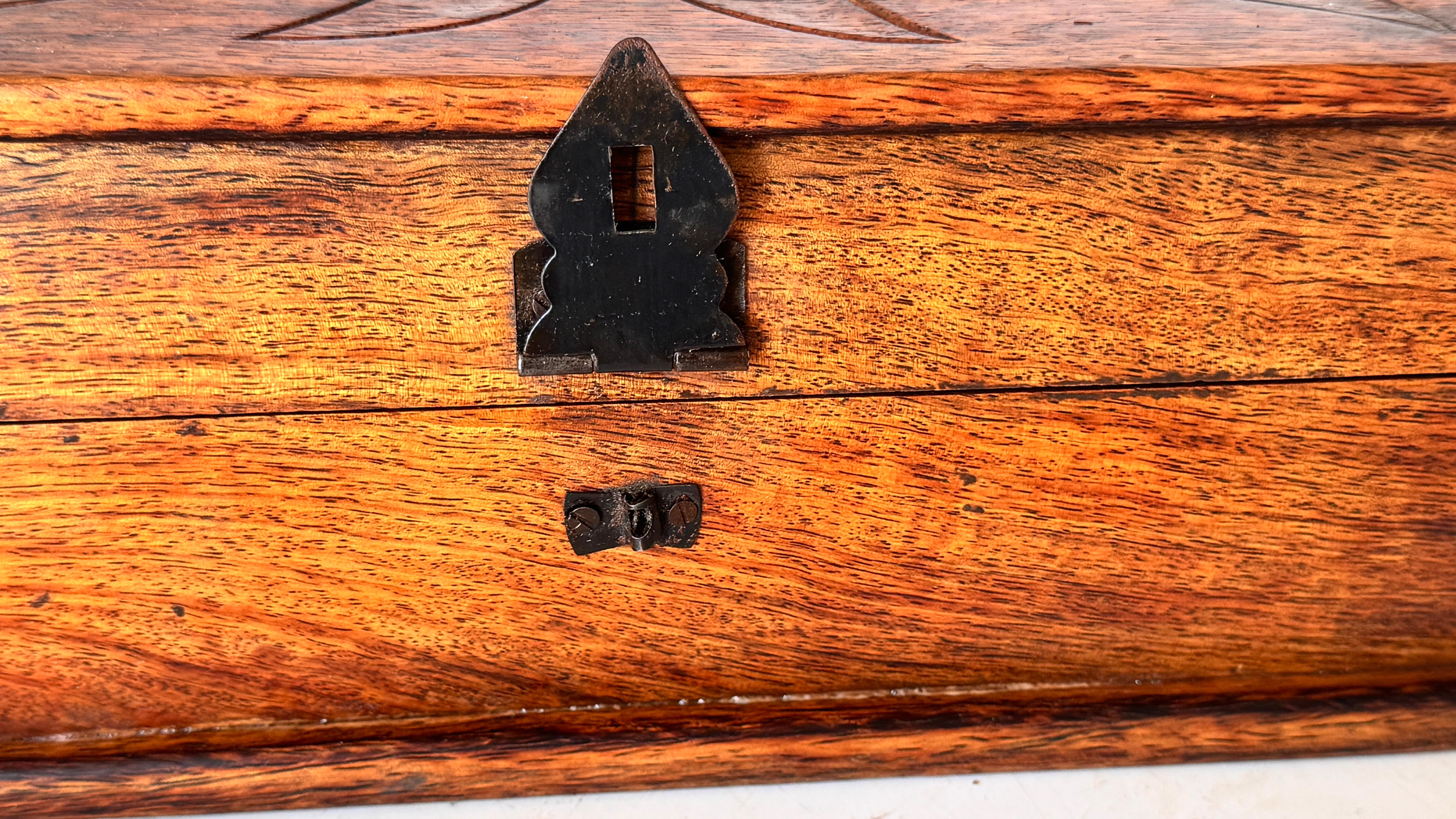 French Wooden Box with Ceramic Inlay – Geometric Floral Motif – Circa 1950 For Sale 4