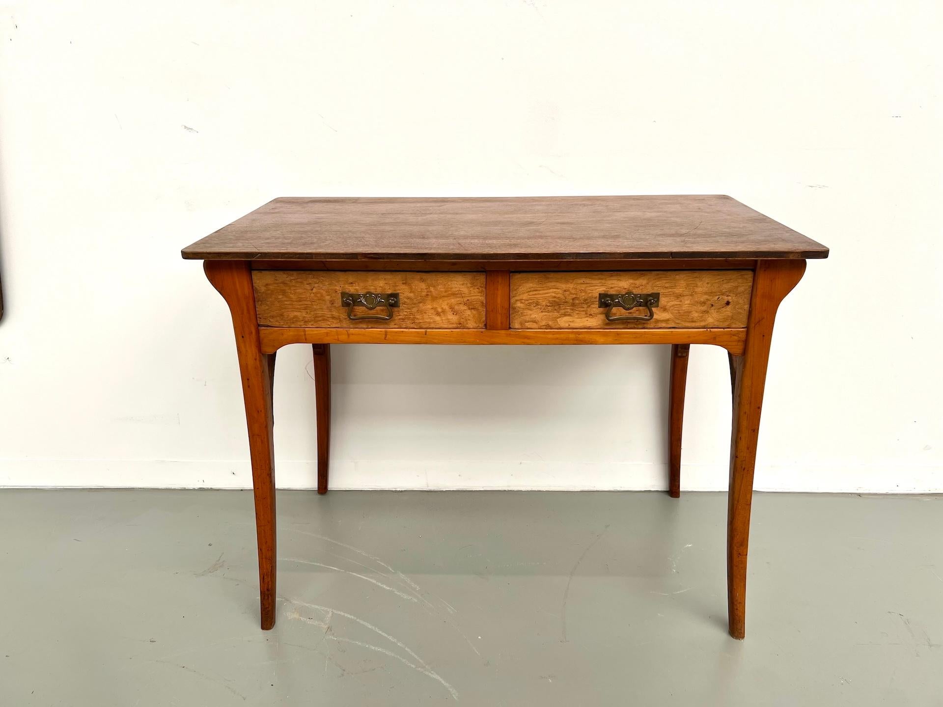 Stile provenzale Scrivania francese in legno, realizzata negli anni 1940-50. in vendita