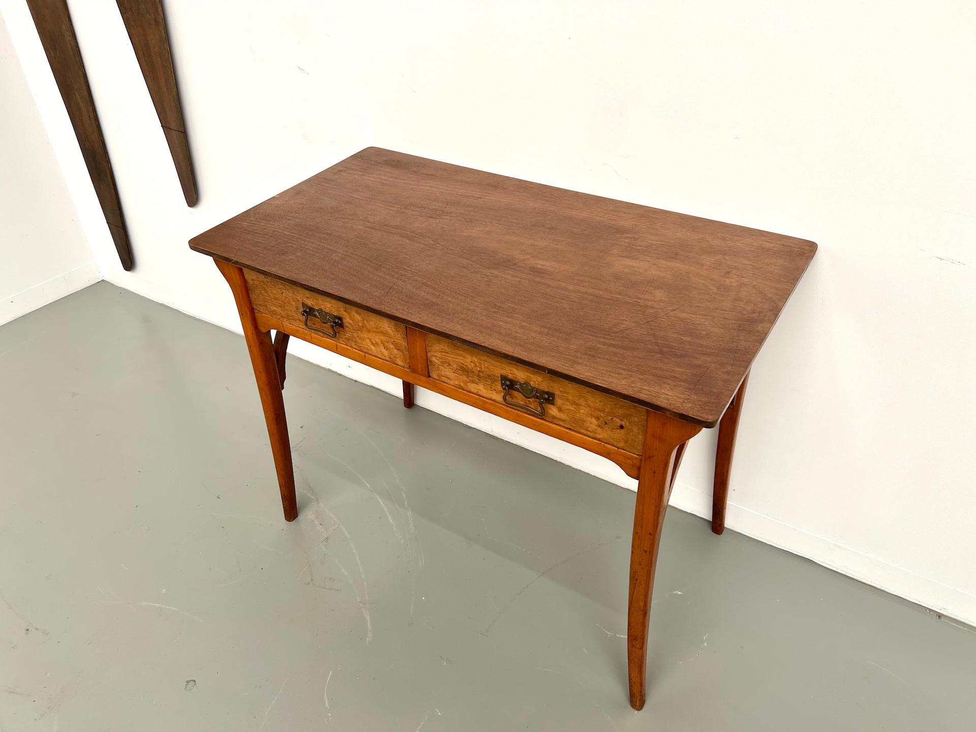 Francese Scrivania francese in legno, realizzata negli anni 1940-50. in vendita