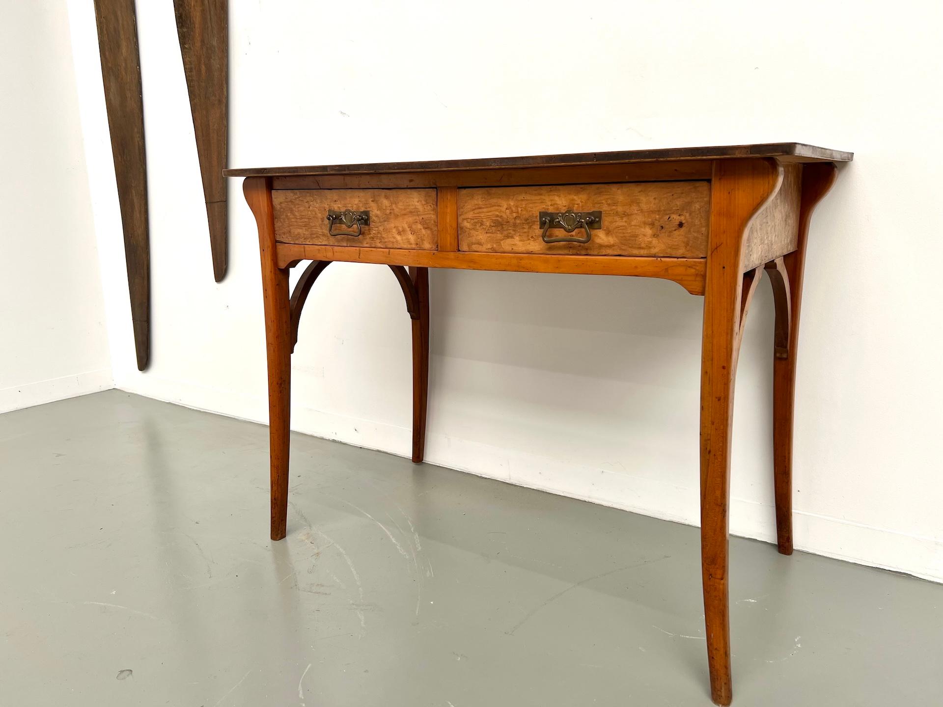 Scrivania francese in legno, realizzata negli anni 1940-50. In condizioni buone in vendita a LYON, FR