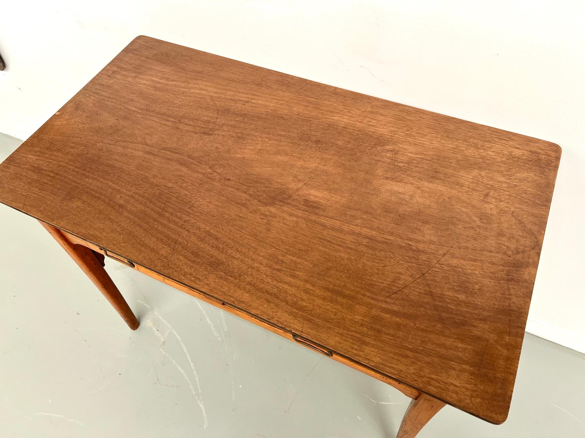 Metà XX secolo Scrivania francese in legno, realizzata negli anni 1940-50. in vendita