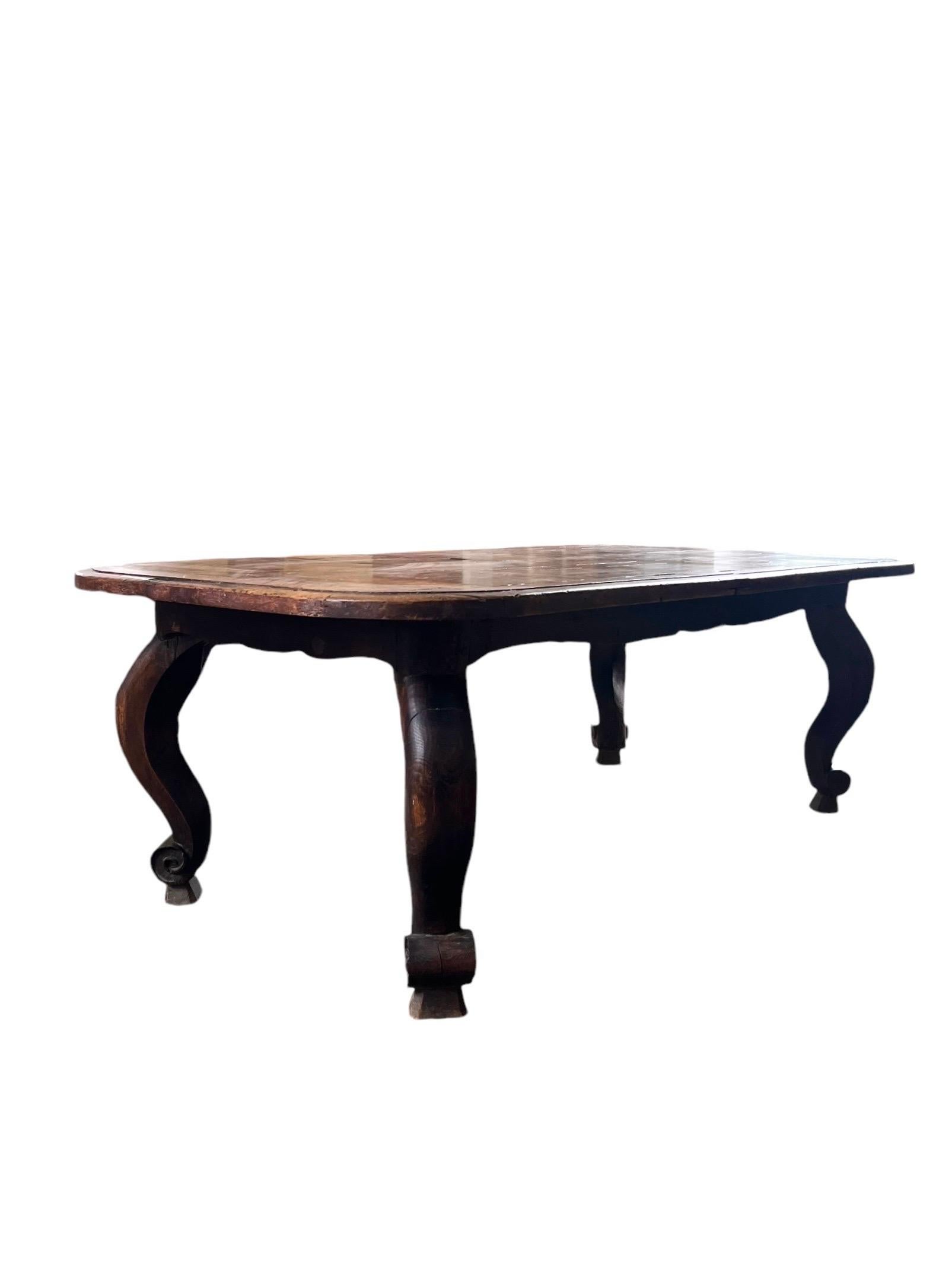 Cette table de salle à manger est un meuble exceptionnel et unique.

Le magnifique plateau en bois du 18e siècle a été remonté au 19e siècle sur une base rustique inspirée du mouvement Louis XV.
Le plateau est probablement un ancien billard du