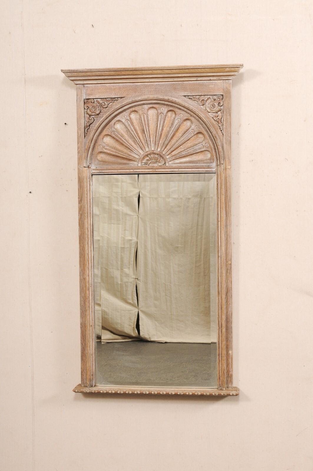 Français Miroir de pilier français sculpté en éventail du début du 20e siècle en vente