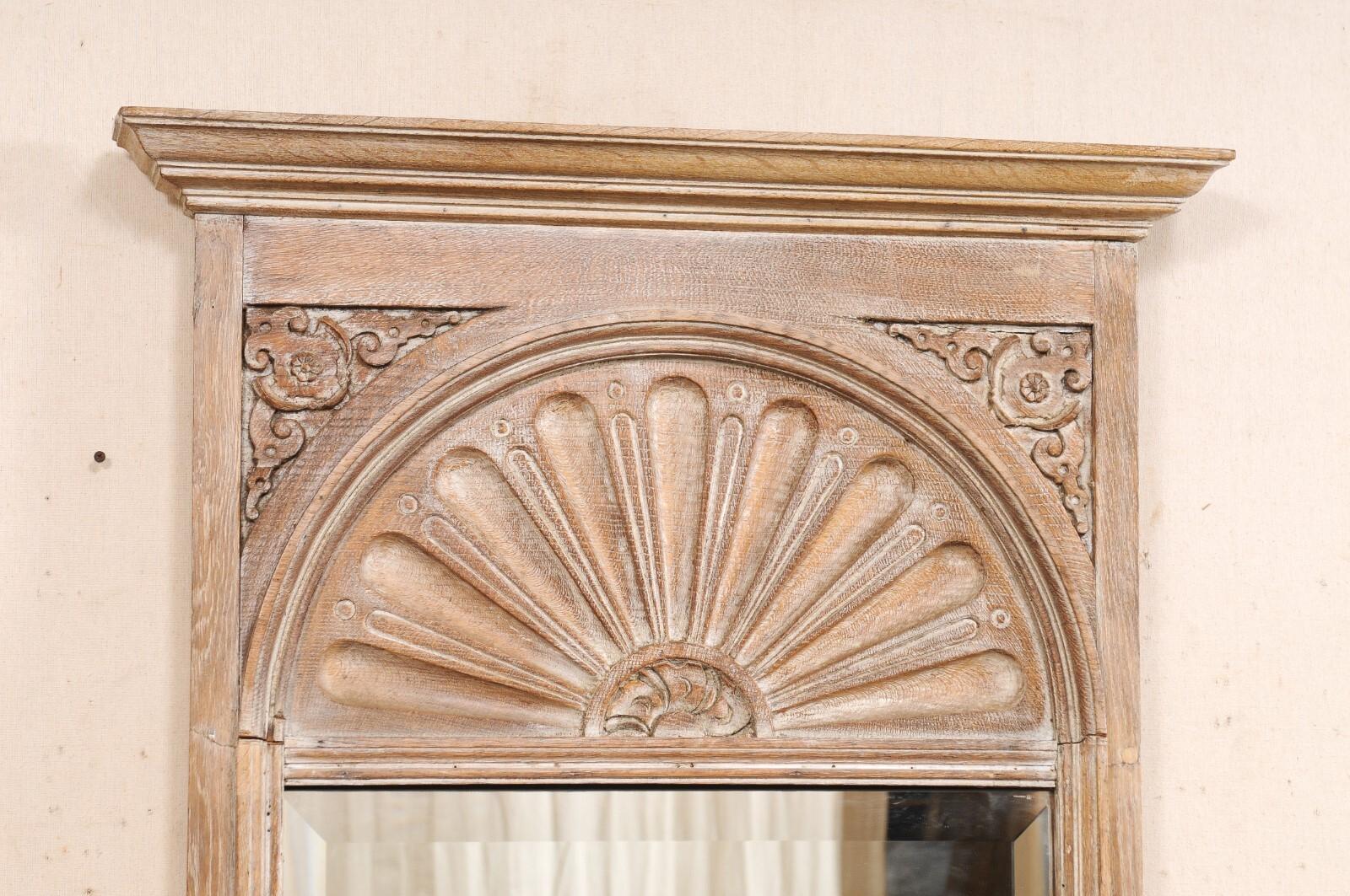 Miroir de pilier français sculpté en éventail du début du 20e siècle Bon état - En vente à Atlanta, GA