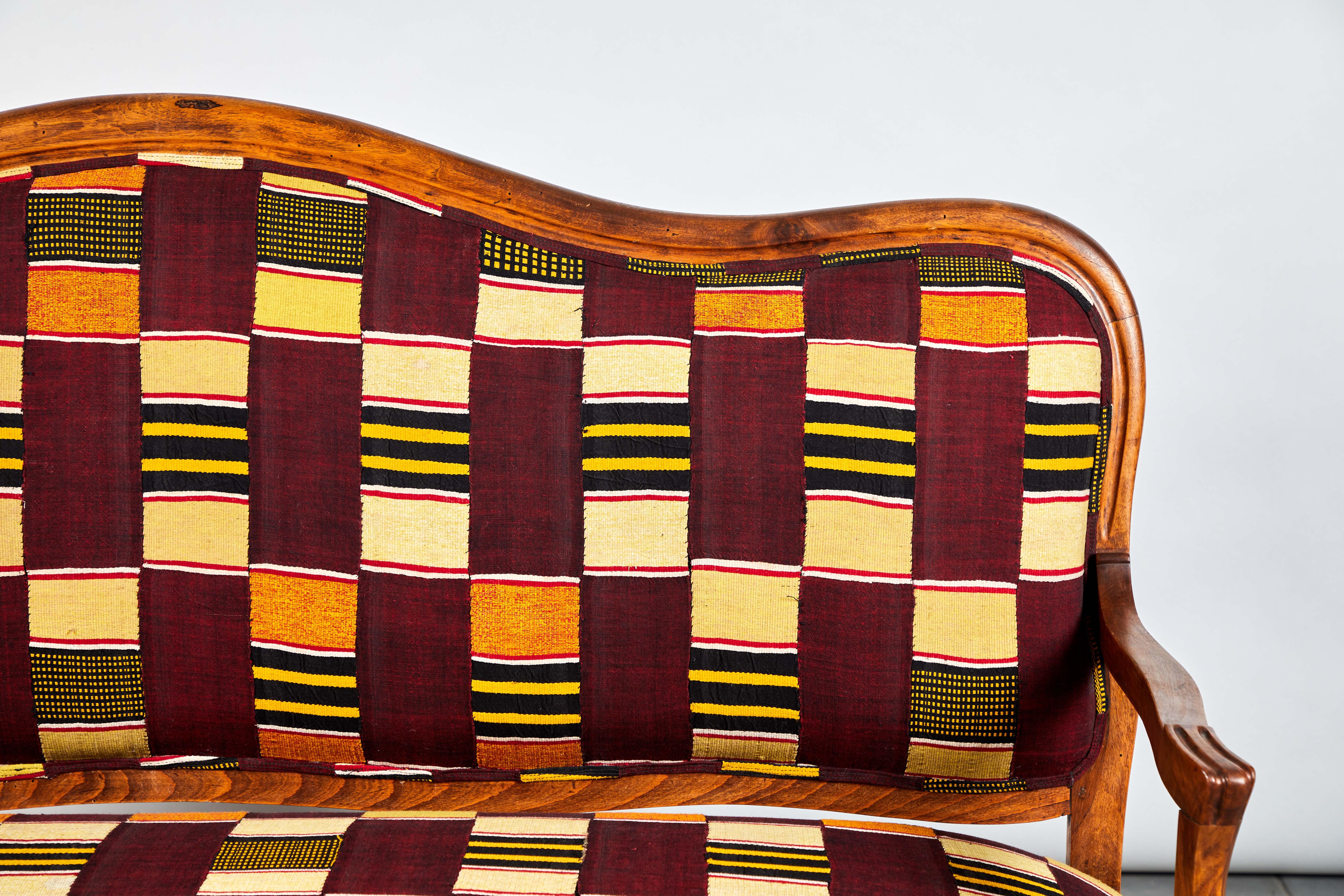 French Wooden Framed Camelback Bench in Ewe Fabric from Ghana In Excellent Condition In Los Angeles, CA