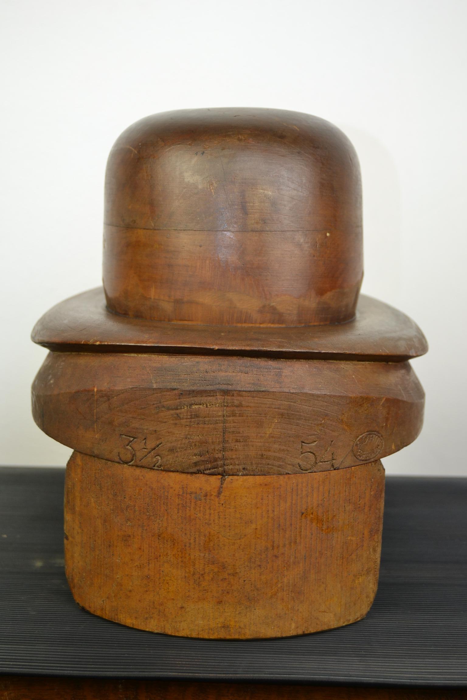 French Wooden Hat Mold, Esperaza France, Folk Art In Good Condition In Retie, BE