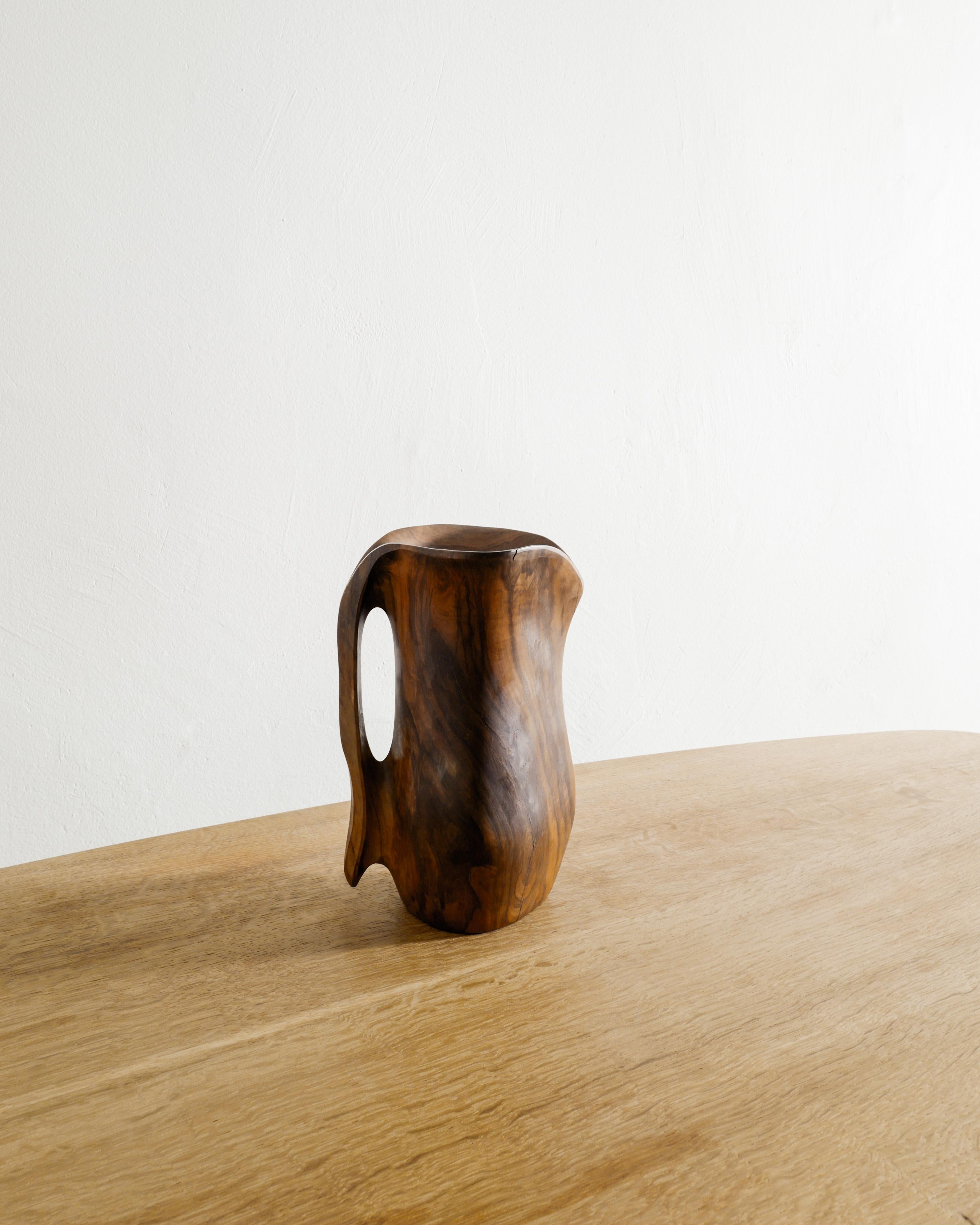 Rara brocca francese di metà secolo in legno a forma libera e decorativa nello stile di Alexandre Noll prodotta in Francia negli anni '50. In buone condizioni originali.

Dimensioni: 28 cm / 11