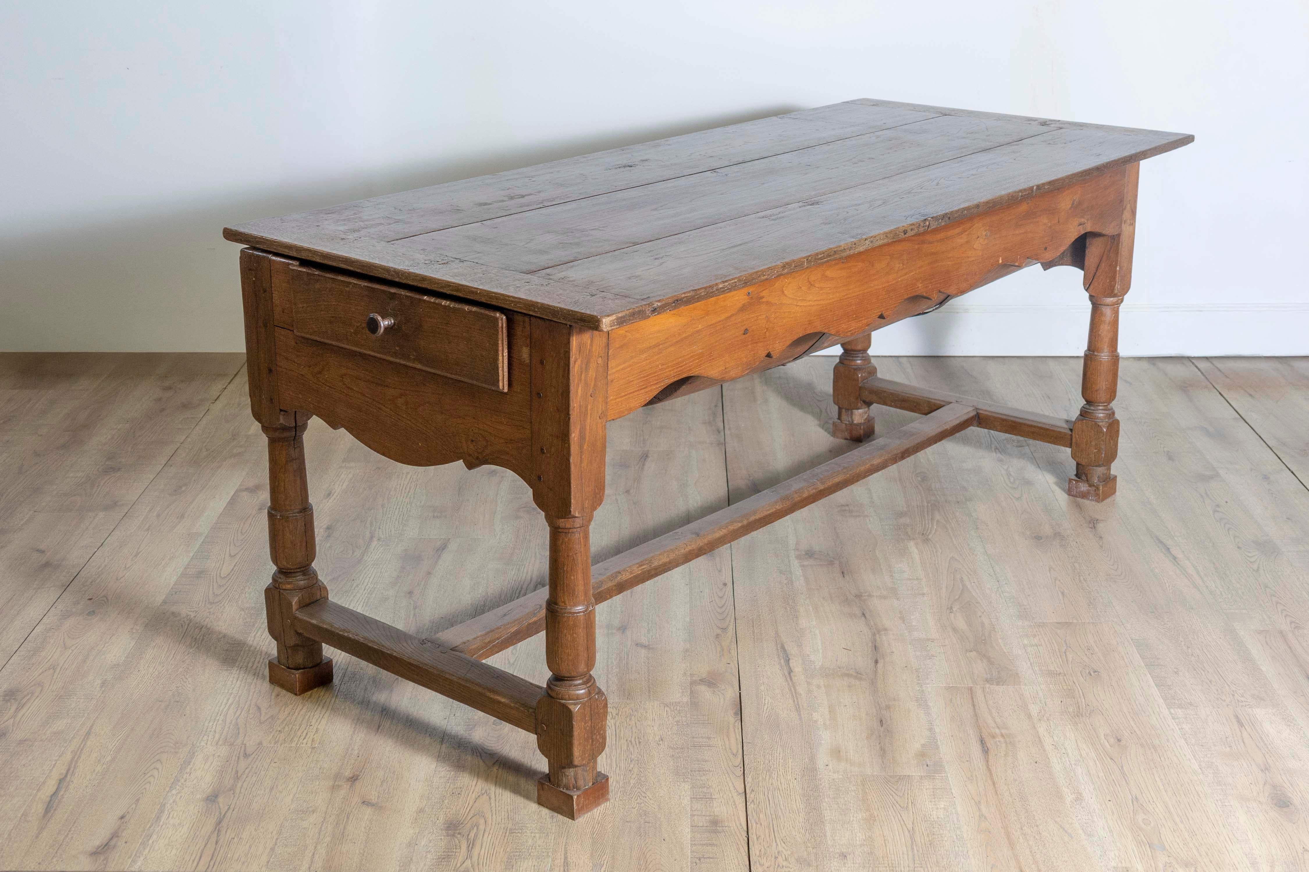 A French wooden pétrin table with removable top, original dough bin and single side drawer from the mid-18th century. Born during the reign of King Louis XV, this French kneading table features a rectangular removable top sitting above a single