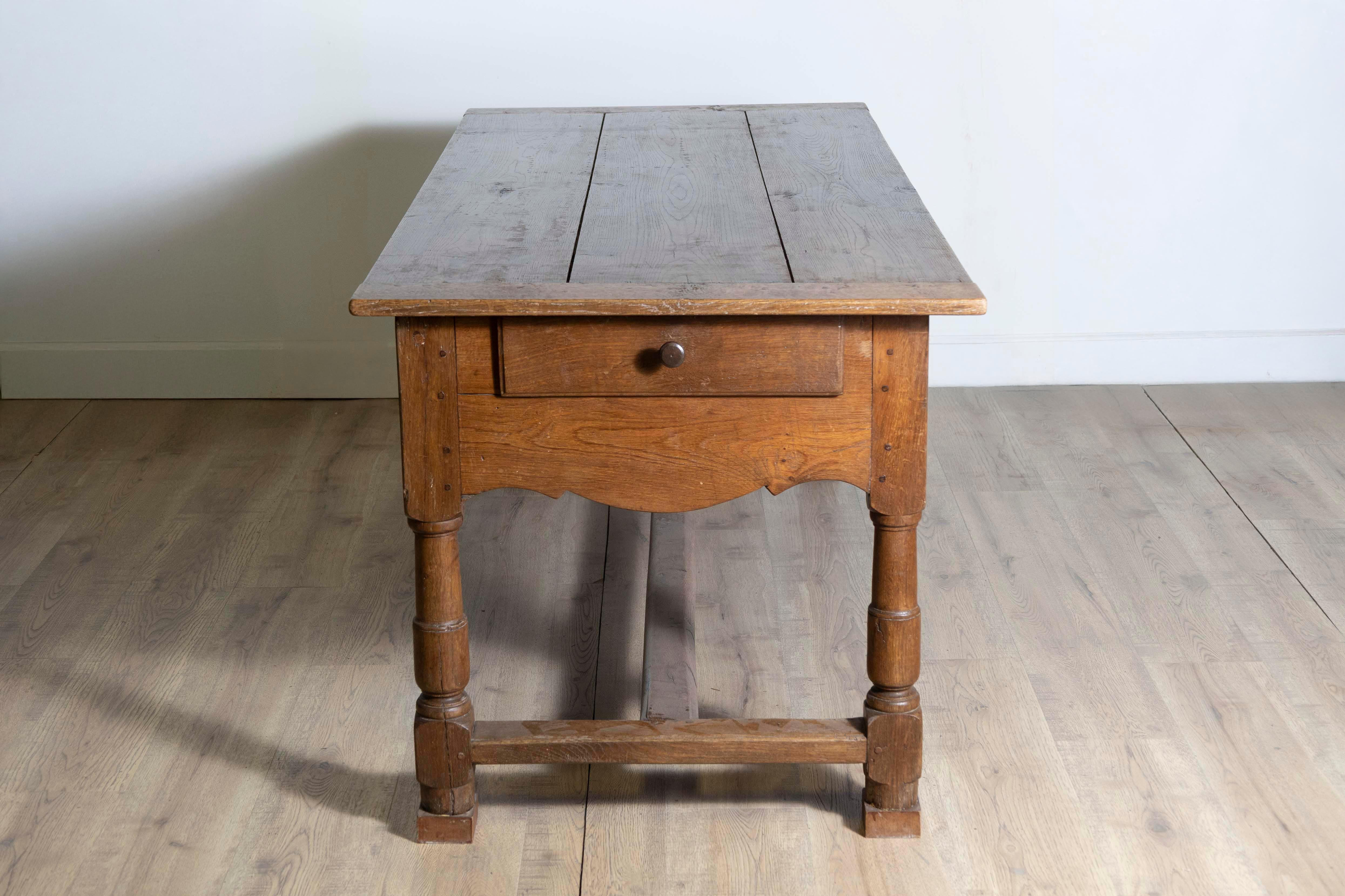 French Wooden Pétrin Table with Original Dough Bin and Baluster Legs, circa 1750 For Sale 2