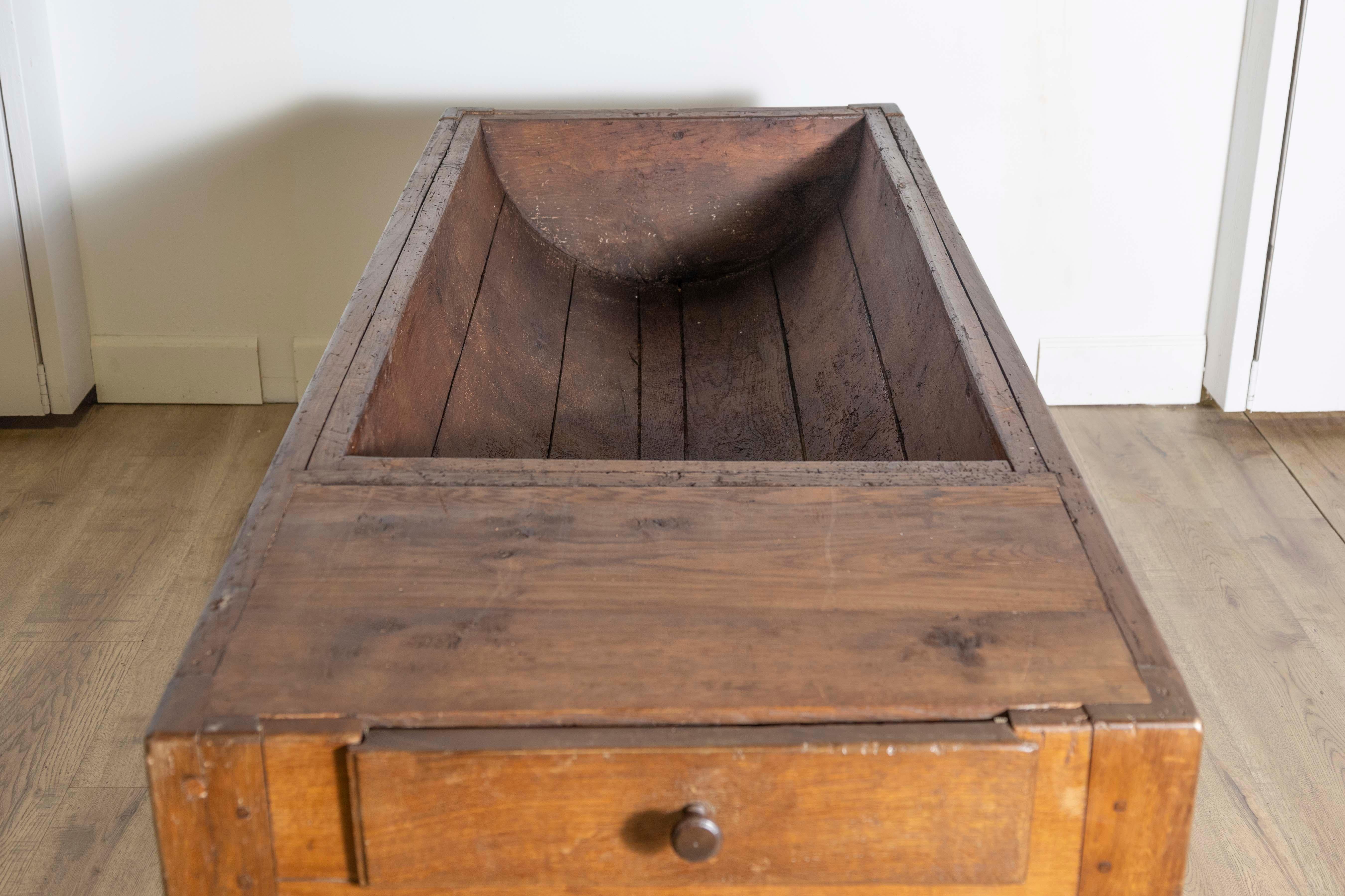 French Wooden Pétrin Table with Original Dough Bin and Baluster Legs, circa 1750 For Sale 3