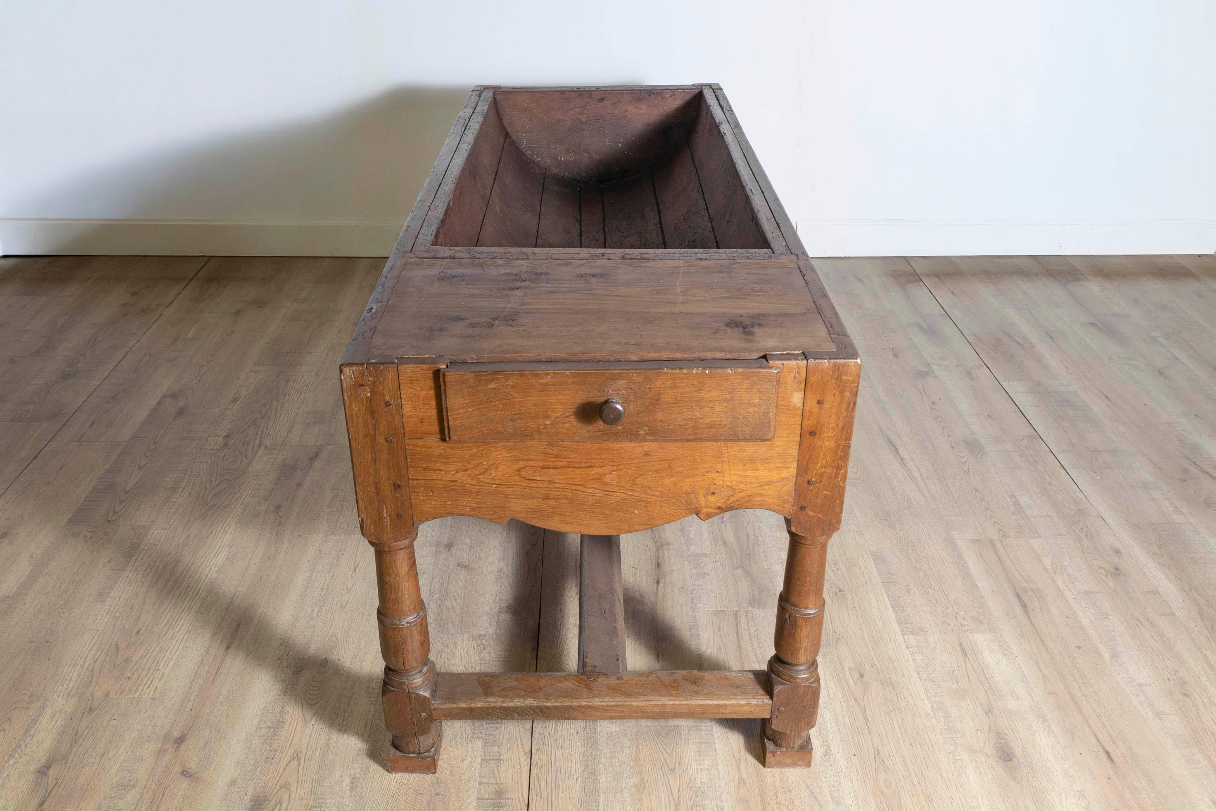 French Wooden Pétrin Table with Original Dough Bin and Baluster Legs, circa 1750 For Sale 4
