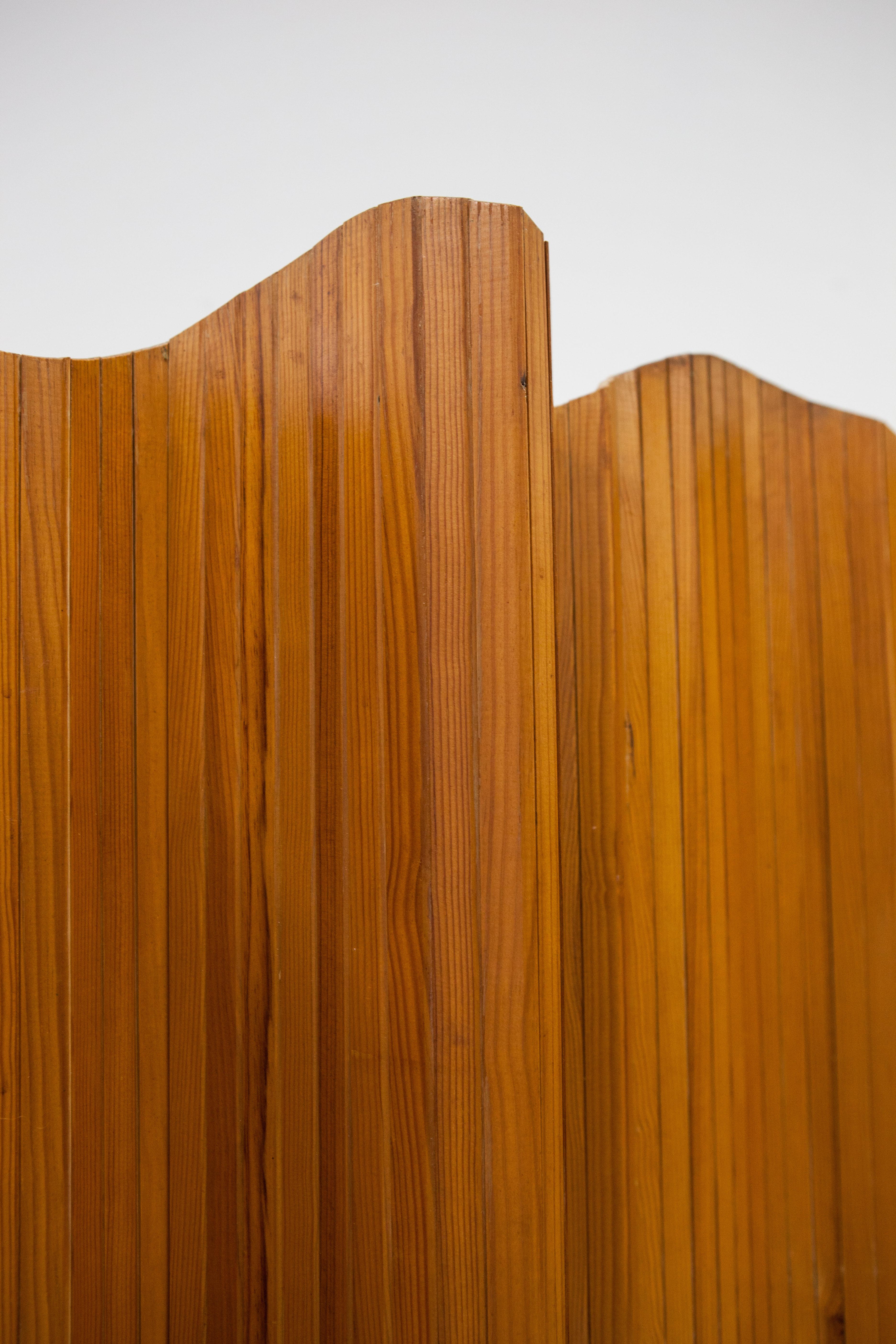 
Dans les années 1930, Jomain Baumann a conçu une cloison de séparation composée de lattes de bois de pin attachées par un fil métallique. Il l'a appelé l'écran Tambour. Les différentes lattes de bois permettaient de plier l'écran dans la forme