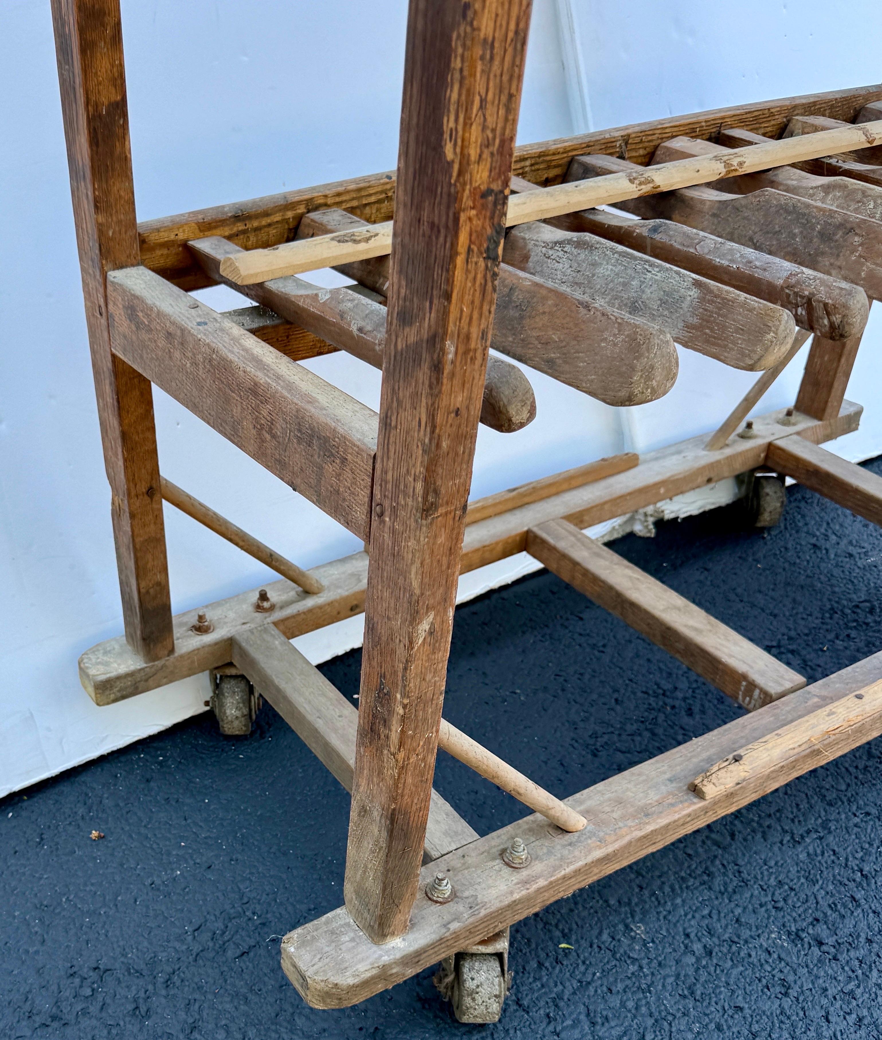 Carrello portascarpe francese in legno su ruote, anni '20 in vendita 10
