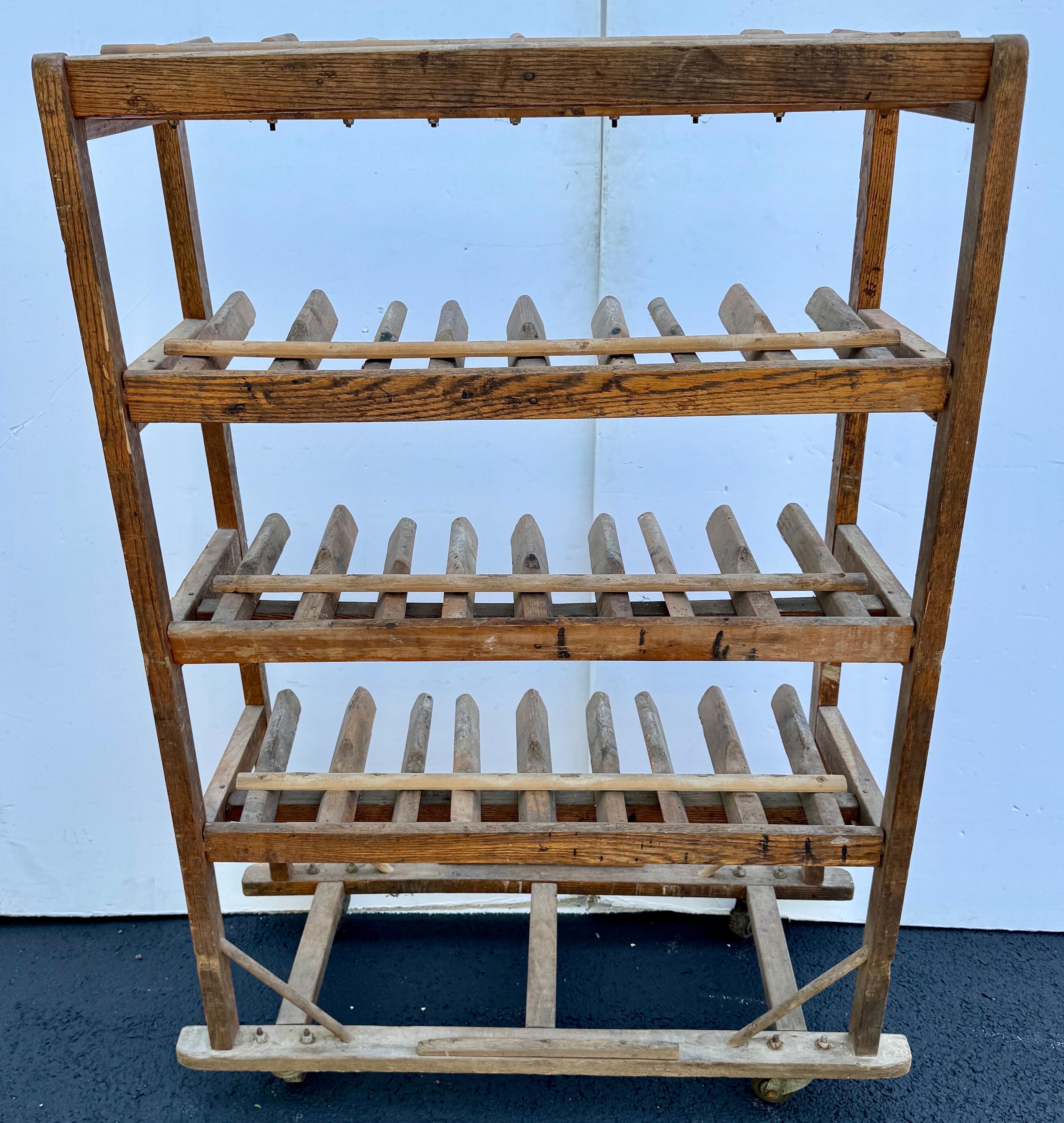 Legno Carrello portascarpe francese in legno su ruote, anni '20 in vendita