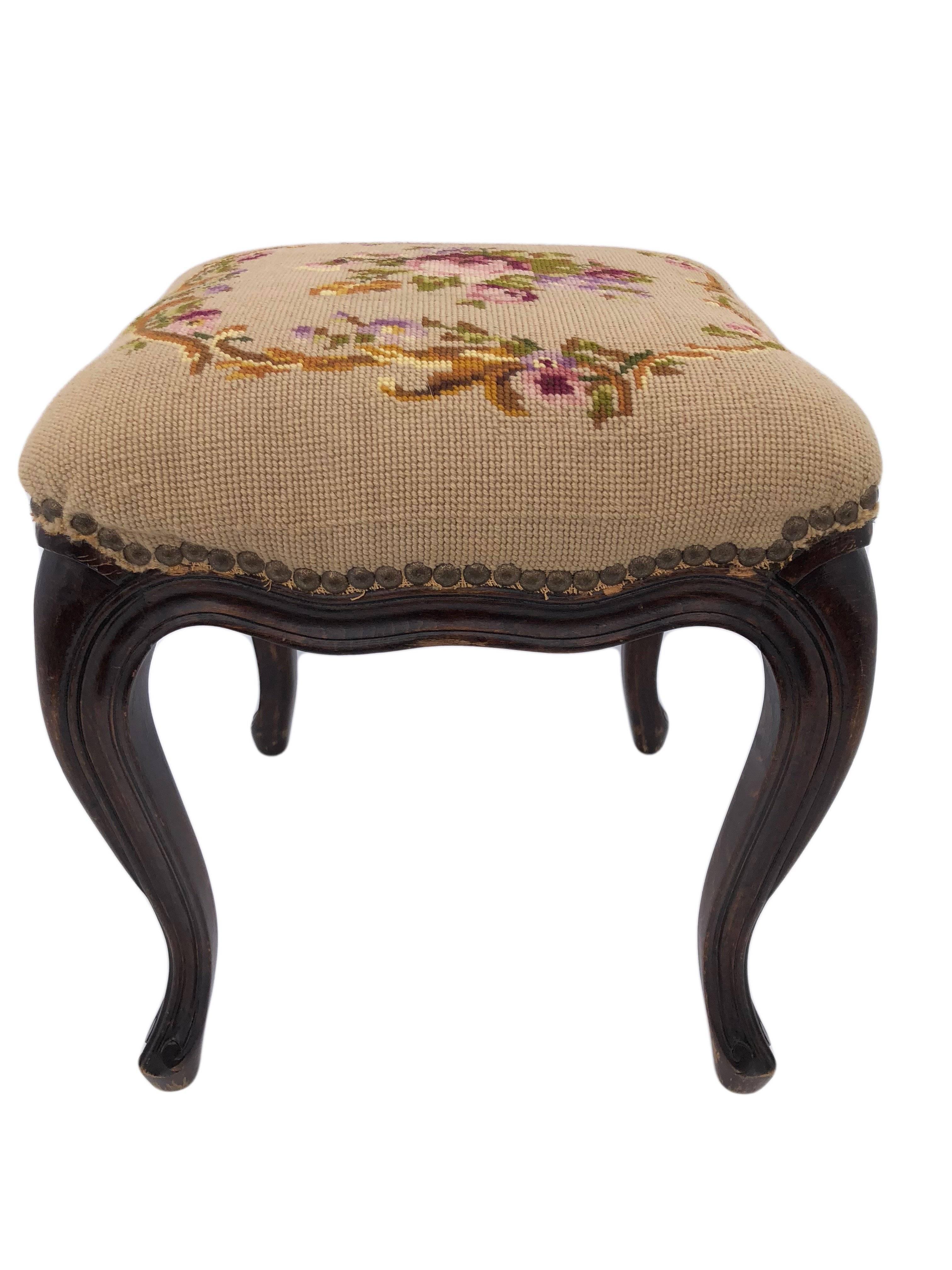 Louis XV French Wooden Square Foot Stool with Floral Embroidery and Cream, Early 1900s