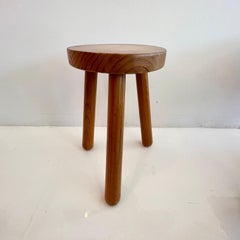Dreibeiniger Hocker aus Holz im Stil von Charlotte Perriand